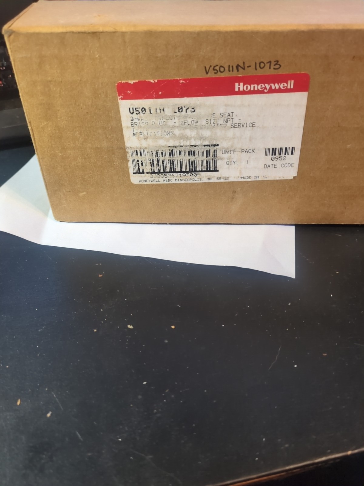 Honeywell V5011N1073 1-1/4″ Two-way Direct Acting Globe Valve Female NPT 18.7 Cv