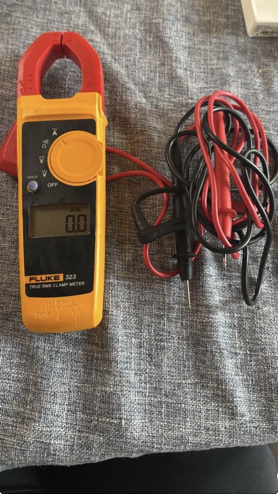 Fluke 323 True RMS Clamp Meter CAT III 600V 400A 4000 Count w/ Leads Case