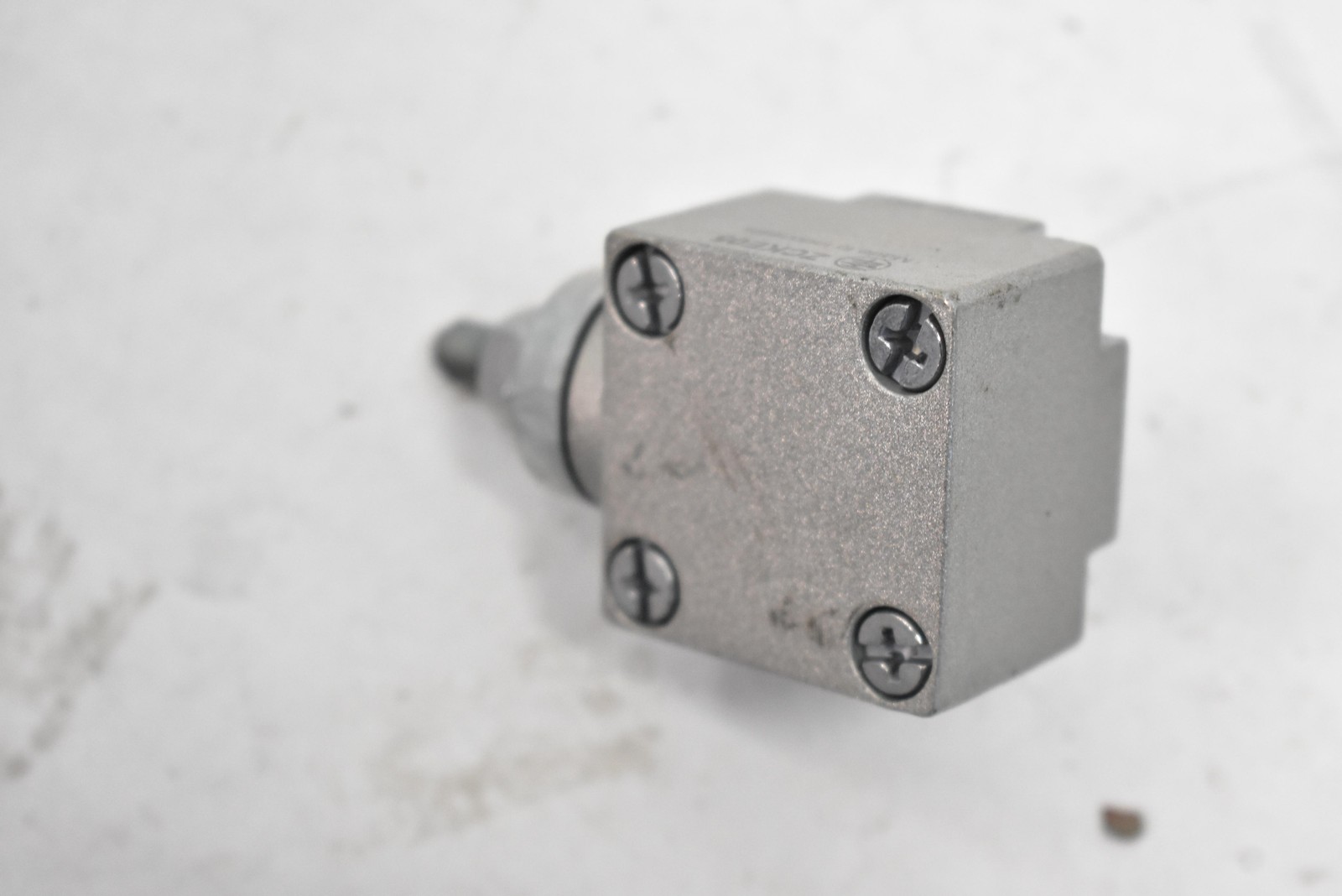 Telemecanique ZCKE05 Limit Switch Rotary Operator Head Gray Metal Indonesia