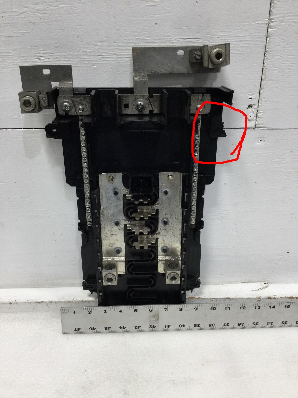 Square D HOM816M200PFTRB 200 Amp 4 Space Load Center Guts Only 11″ x 18″ – Flaw