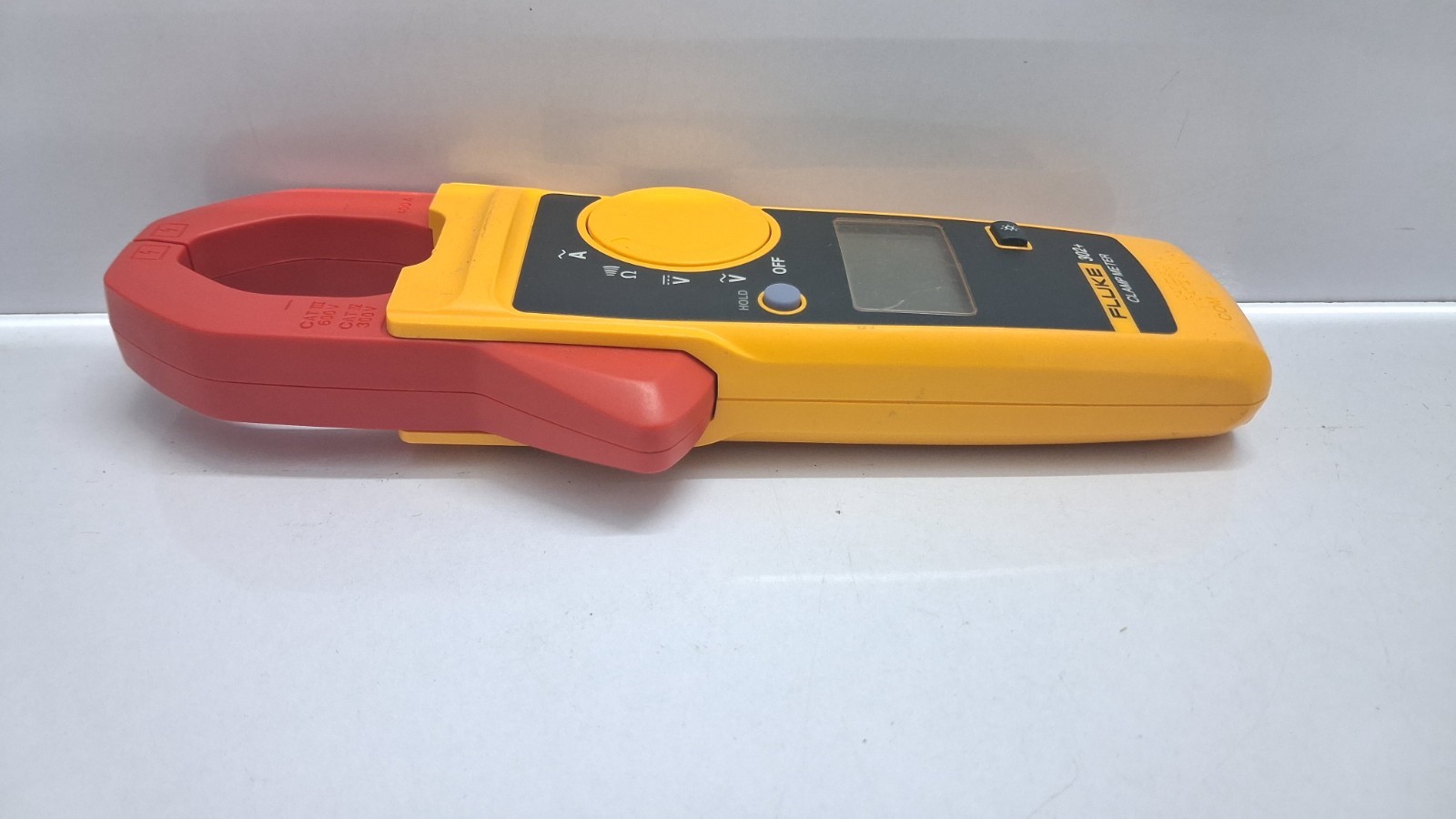 Fluke 302+ CAT III Digital Clamp Meter – FLUKE-302+