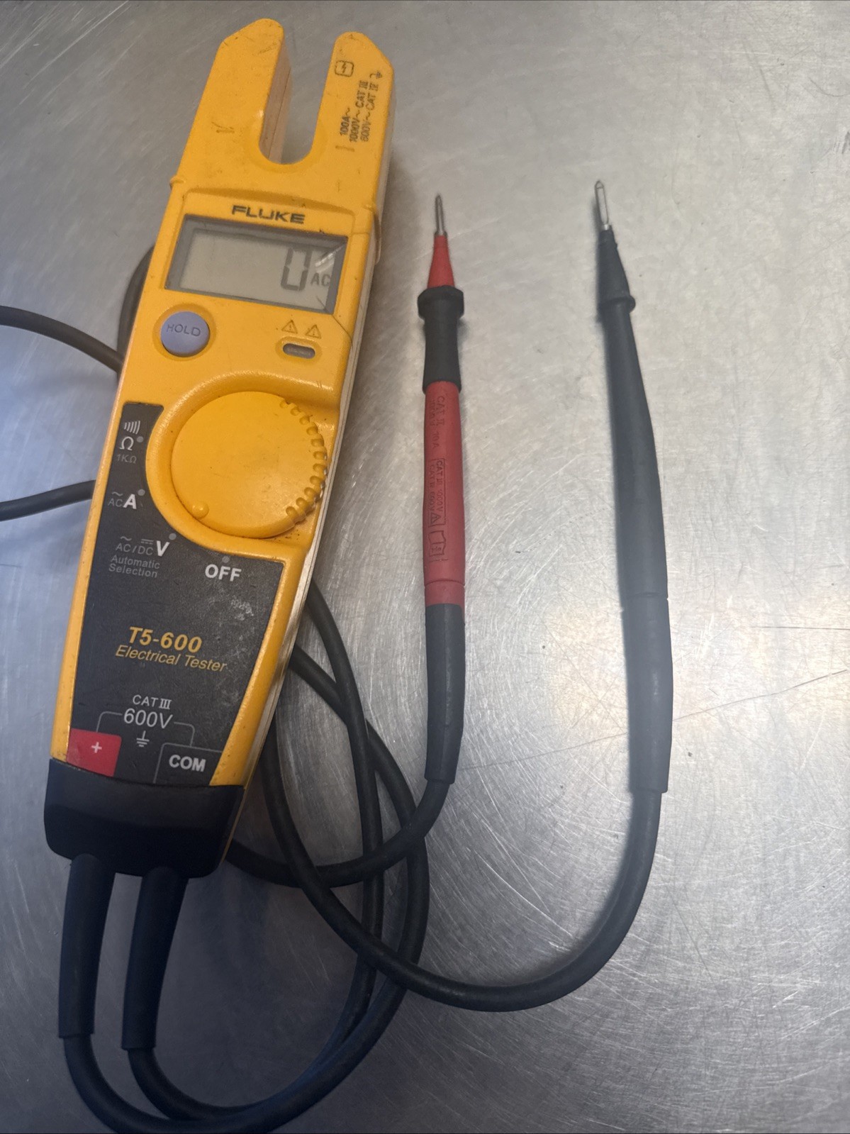 Fluke T5-600 Tester 1000V 600V Cat IV III AC DC Ohms 100A Leads Works automatic