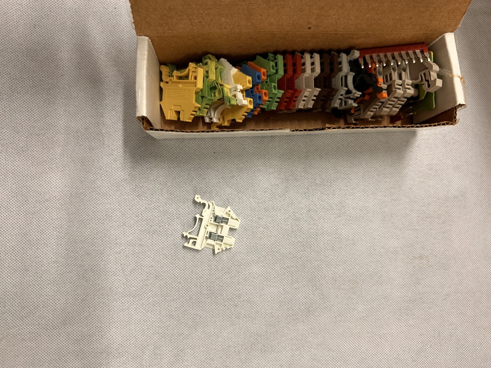 DIN Rail Block Kit #1 – Lot #100964188 – Color Assorted