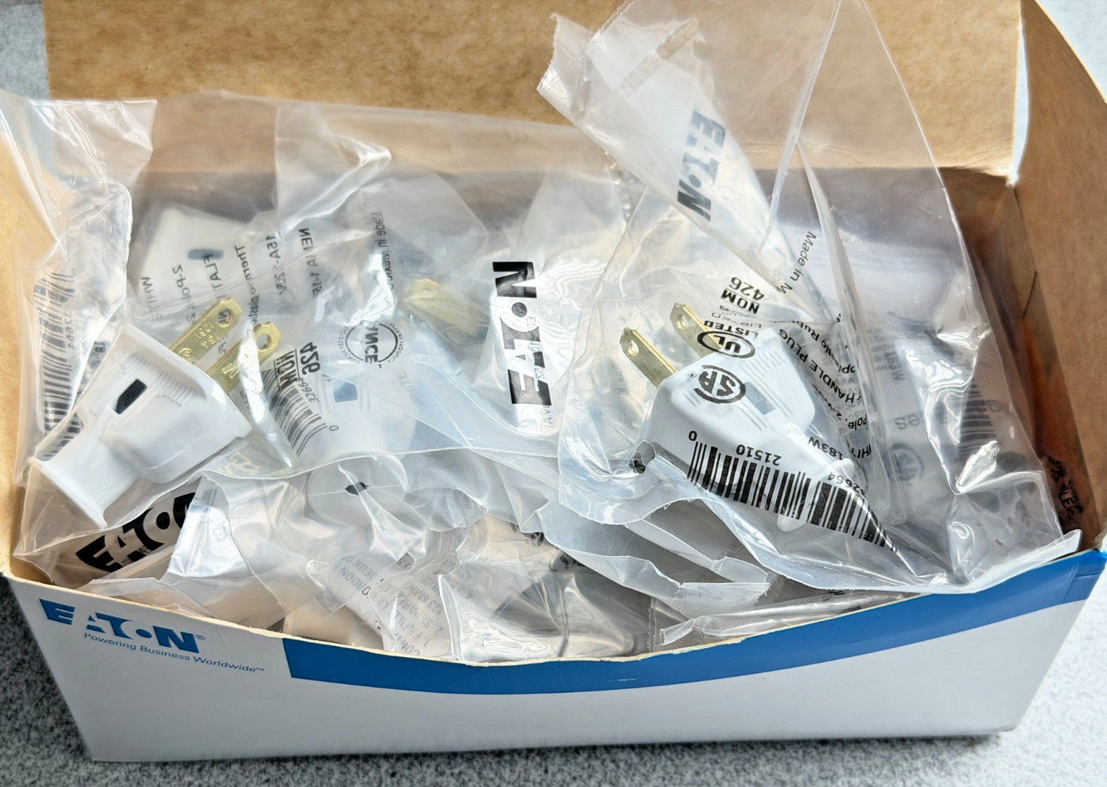 NEW lot of 24 Eaton 183W-BOX Straight Blade Replacement Plugs WHITE 125V 15A 2P
