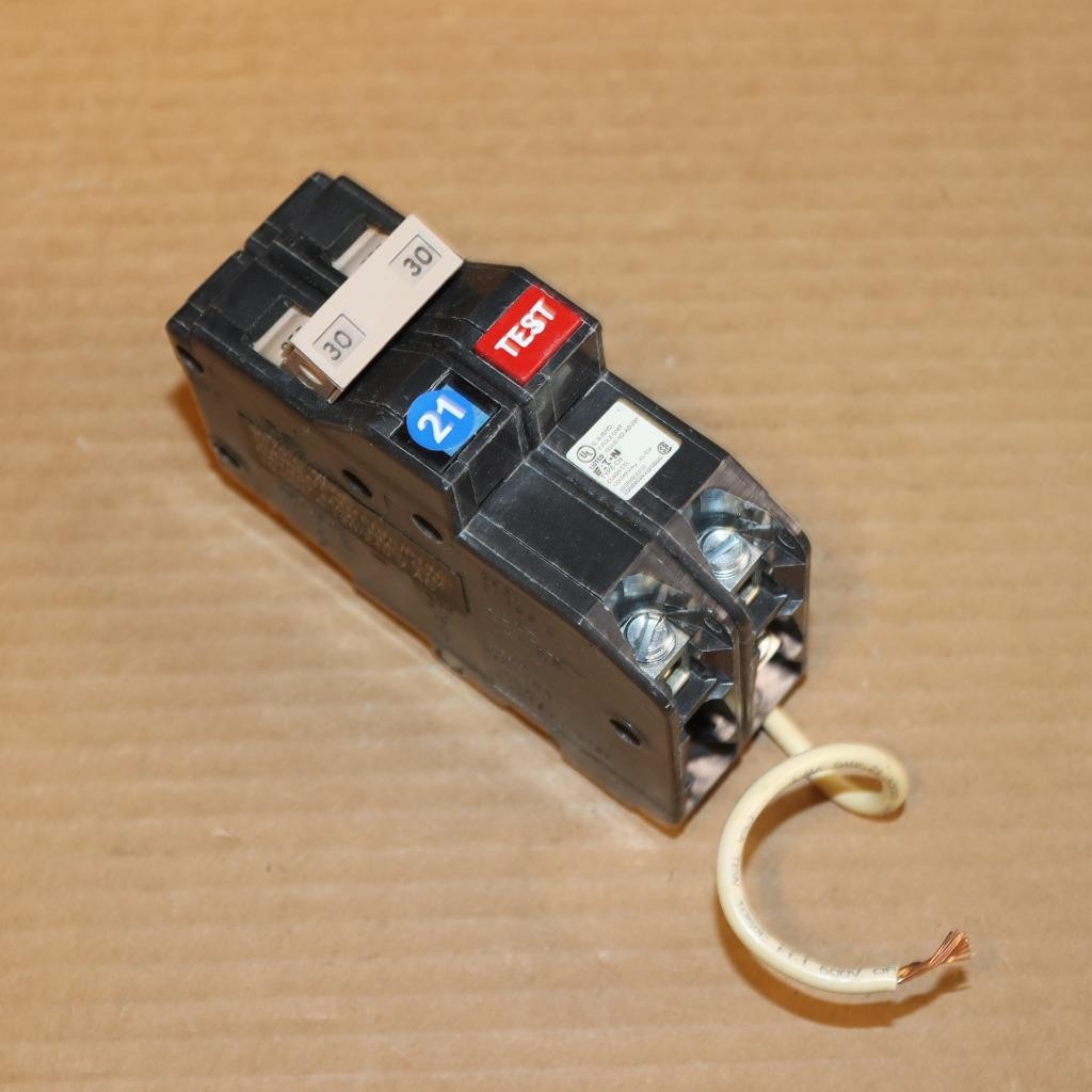 One Eaton Cutler Hammer CH230GF 2 Pole 30 Amp GFI Ground Fault Breaker BU#21