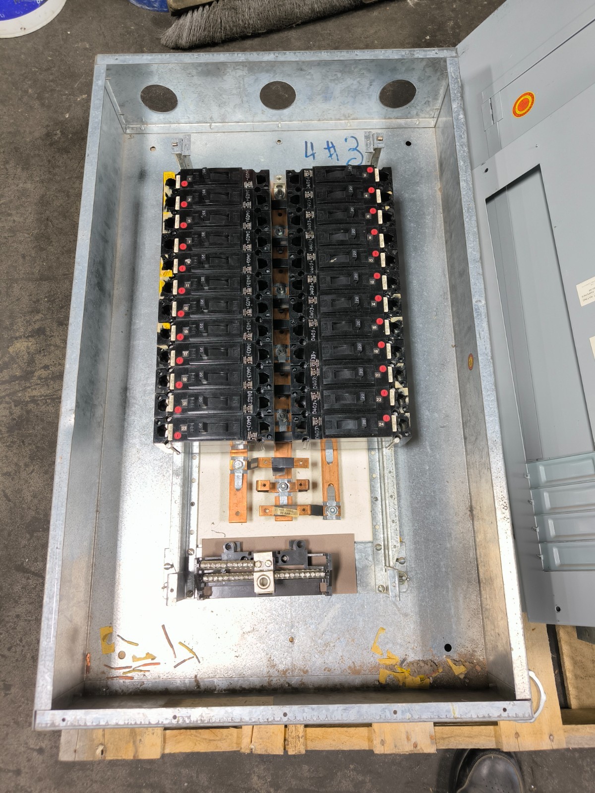 GE General Electric NHB Lug Panelboard 100 Amp 120/208V 3 PH 4W 32 Space Key