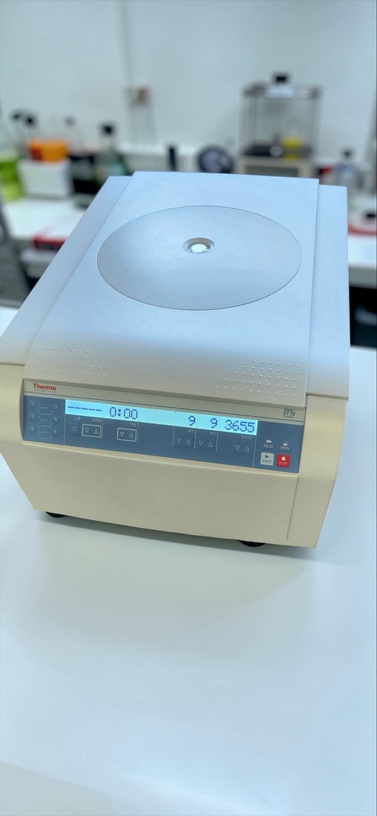 Sorval ST 16 Centrifuge Year 2019-10–25. Used 3 Years. Model 75004241 (see Photo