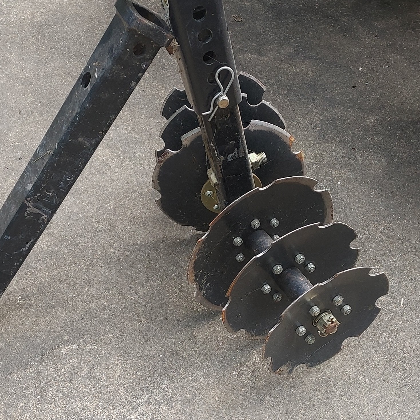 Hitch-Mounted Disc Plow Attachment w/ Scalloped Discs for Universal Tractor