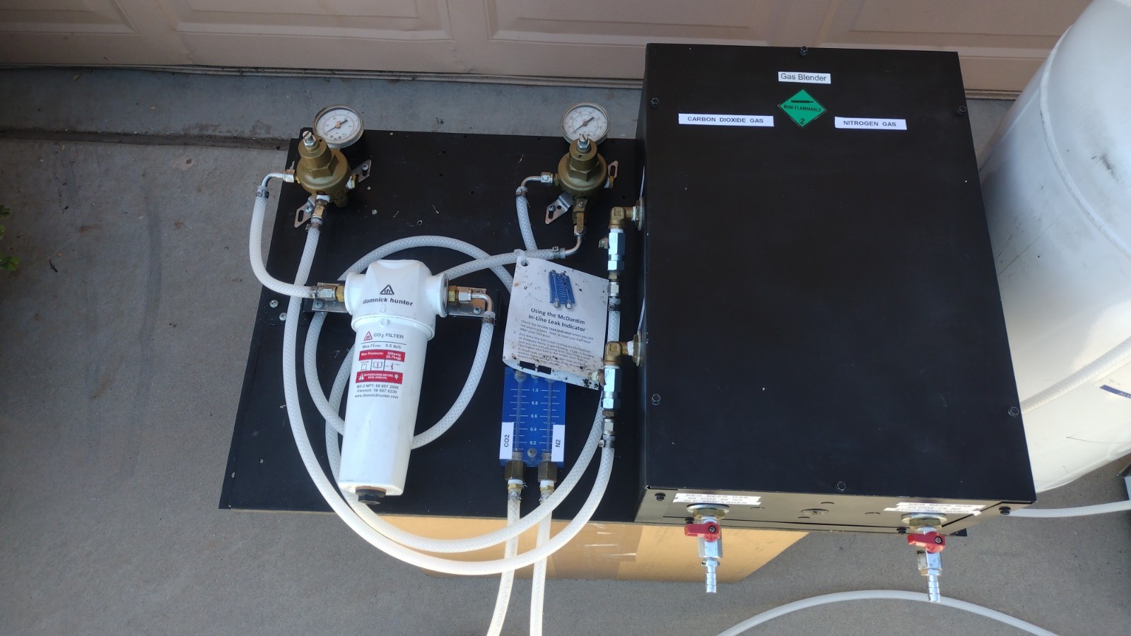 Beer Blast N200 Nitrogen Generator, N2 Tank, Draft Beer Co2/N2 Gas Blender