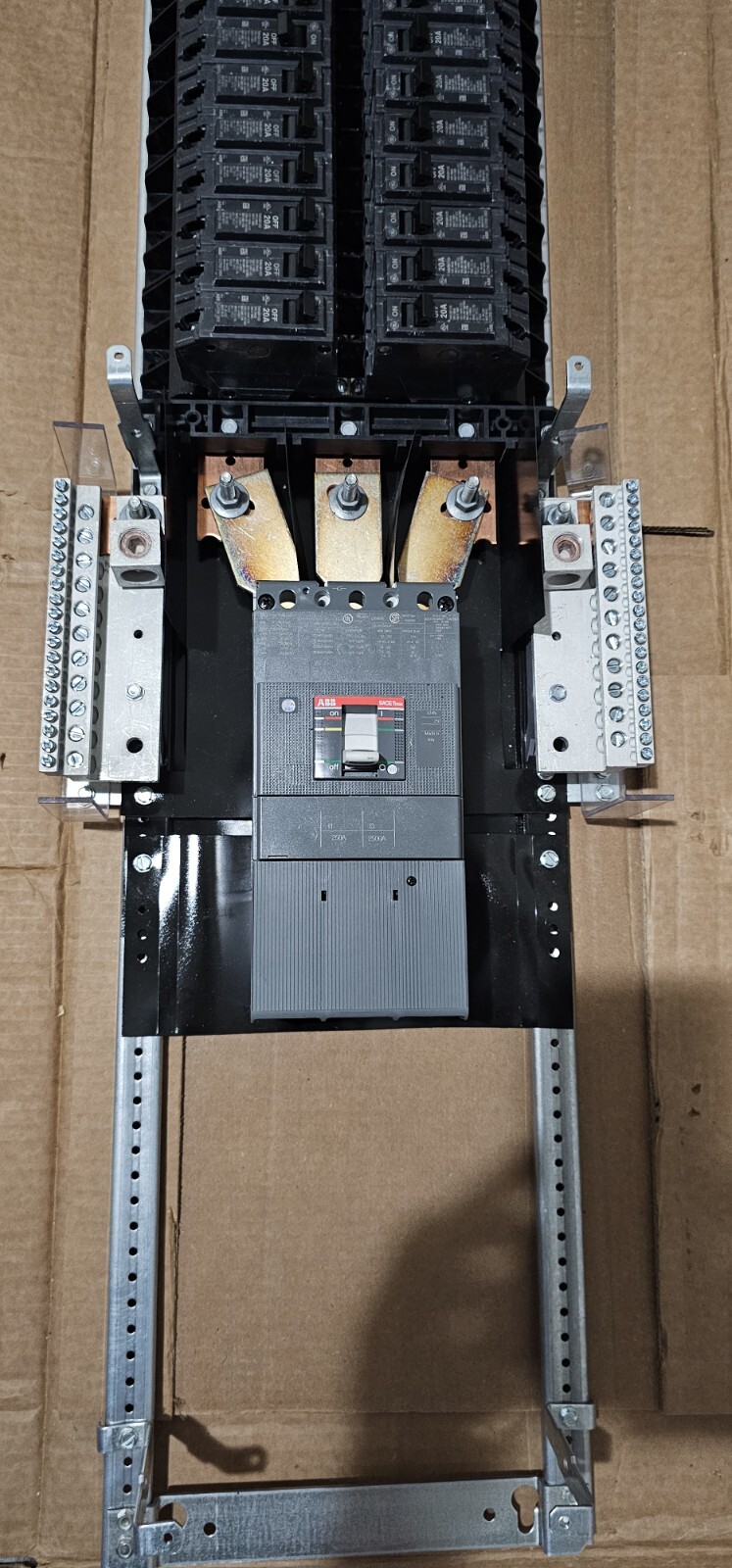 250 AMP main breaker panel with 56 circuits GE Relia GearLighting Panel interior