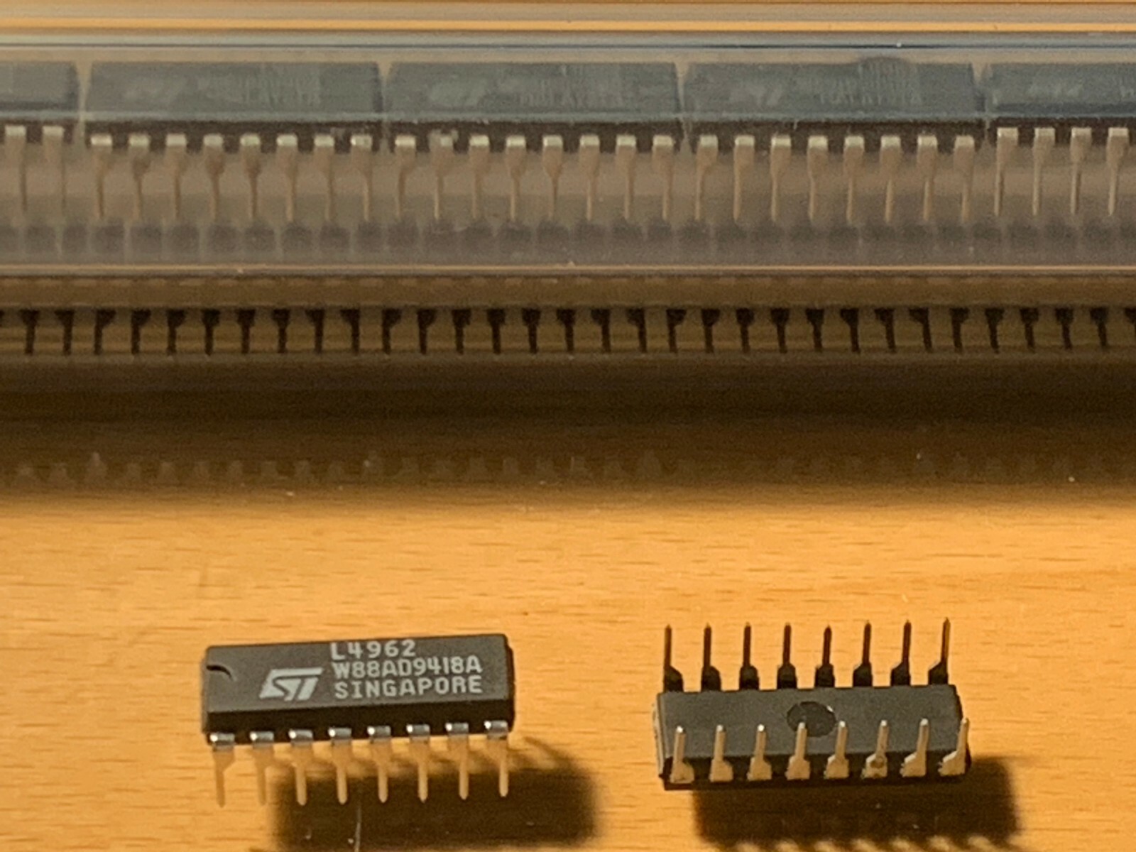 L4962 – REGULATOR IC -ST – DIP-16.