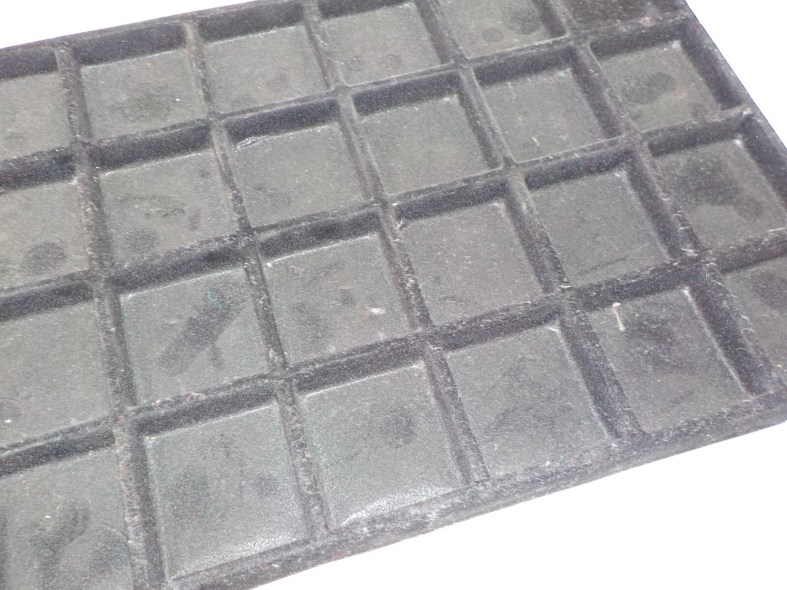 32 SPACE PLASTIC JEWELRY DISPLAY TRAY 14″X7.5″ FELT COVERED GRID 1 9/16″ SQUARES