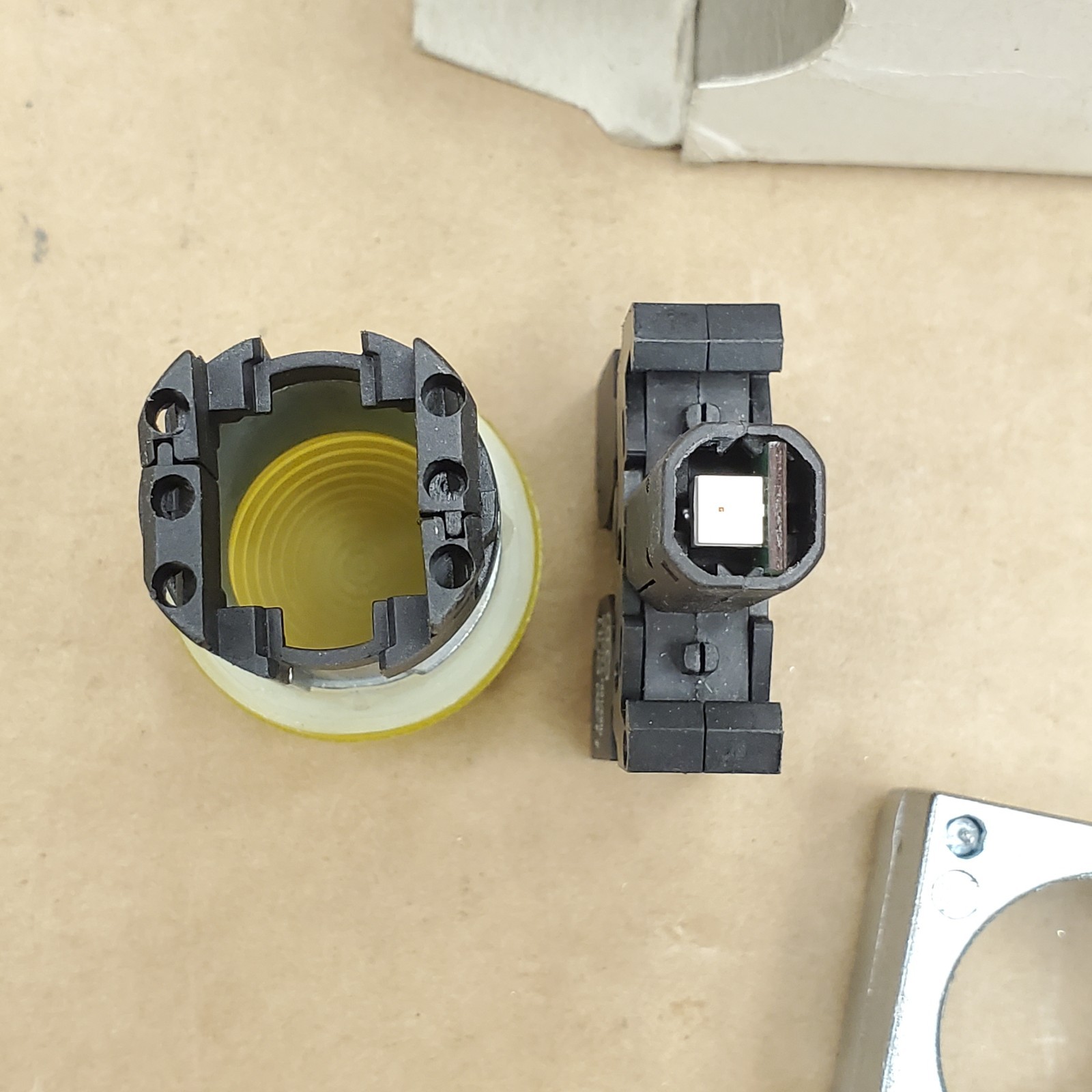 Siemens 3SB3644-6BA30-0CC0 Yellow Lens with LED Lamp 24V AC or DC – NEW in Box