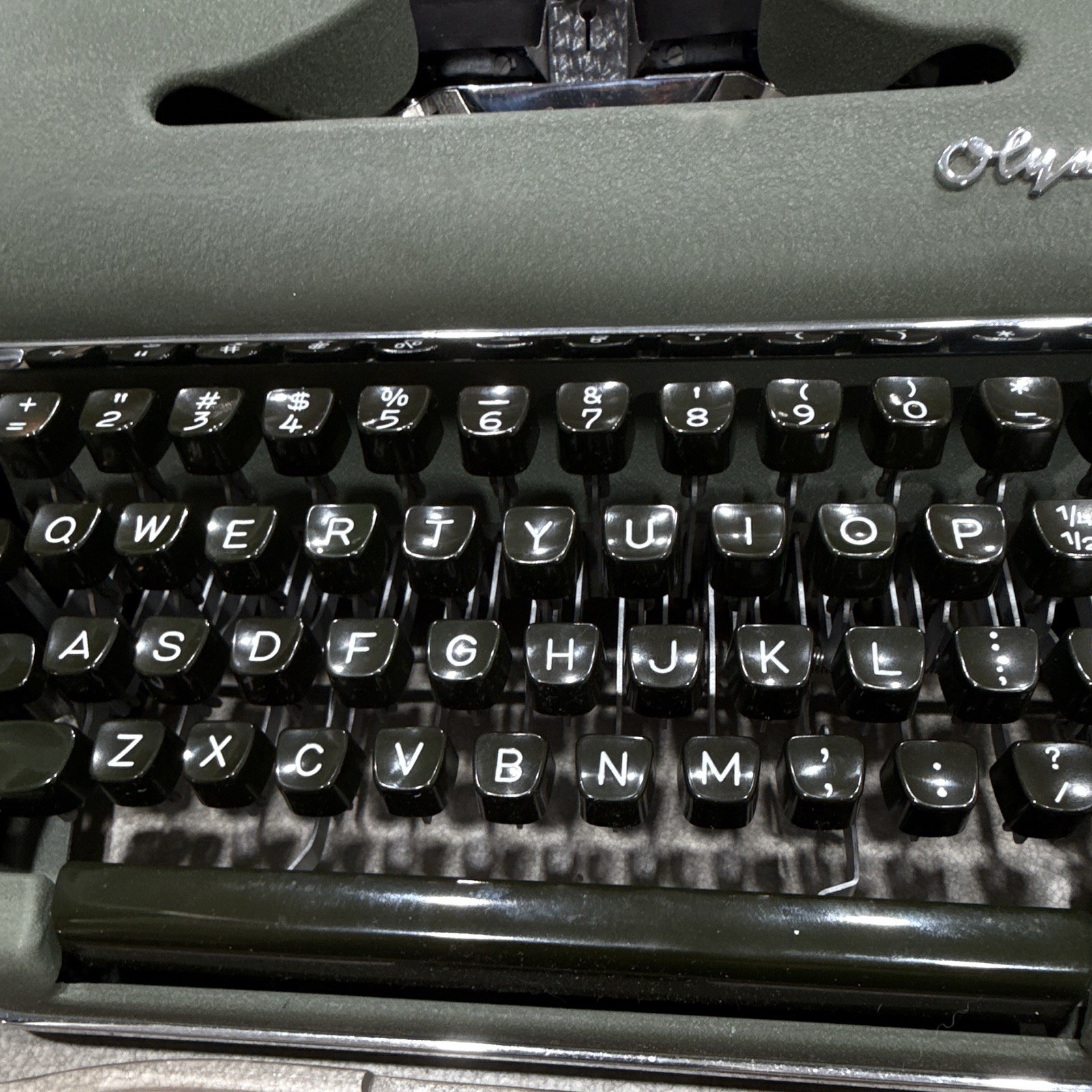 1955 Olympia SM3 Portable Typewriter Olive Green w/ Original Case West Germany
