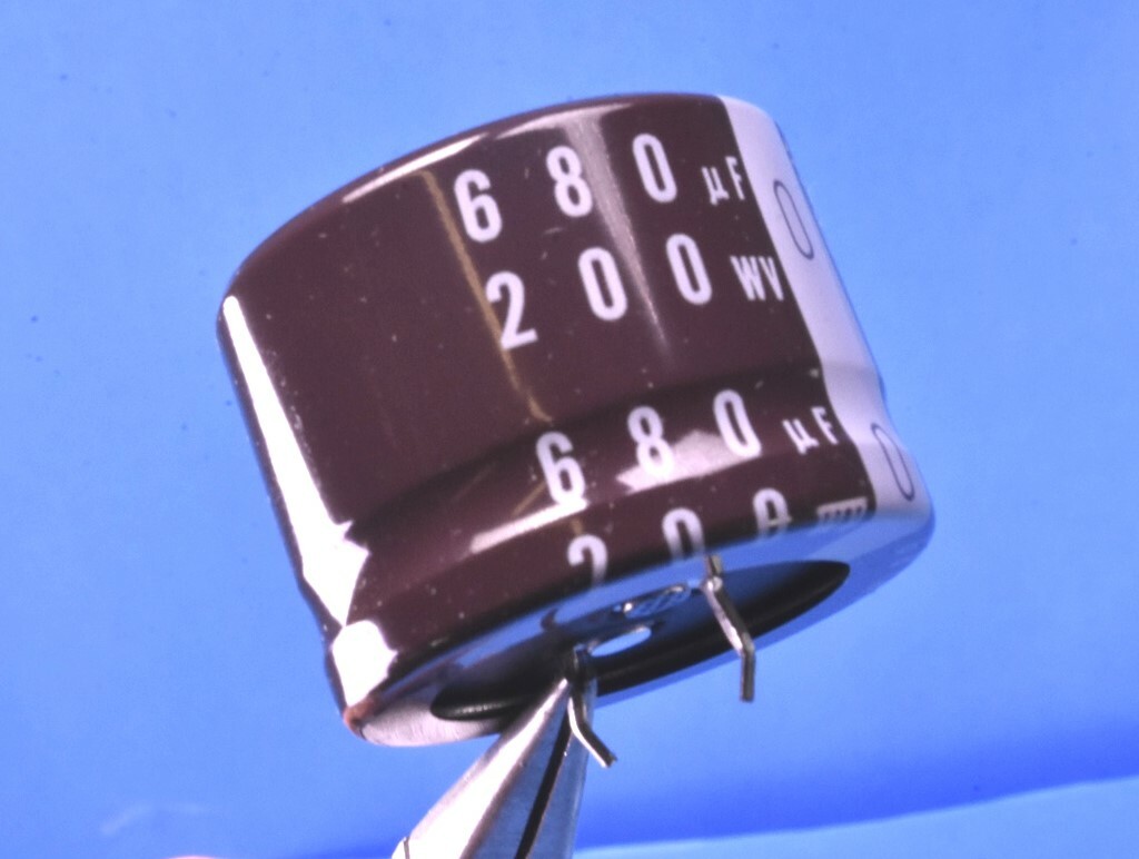 10 Nichicon LGU Series Aluminum Electrolytic Capacitors 105°C 680uF @ 200Vdc