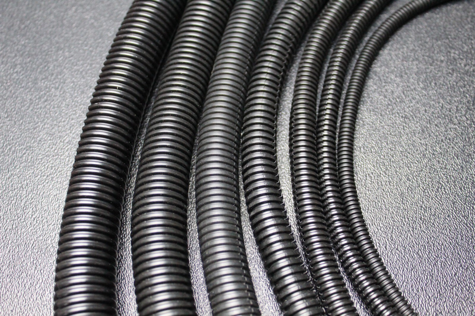5 FT 5/8 INCH BLACK SPLIT LOOM TUBING CONDUIT POLYETHYLENE WIRE SLT58