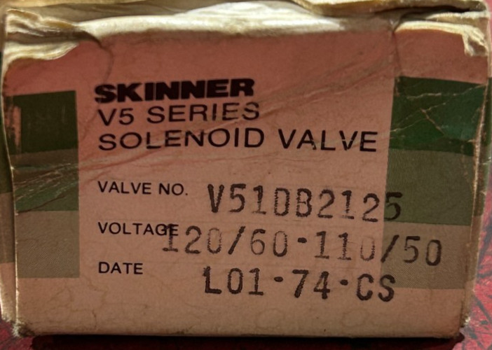 NEW IN BOX PARKER SKINNER SOLENOID VALVE 120/110V, 125PSI, 10W, V51DB2125