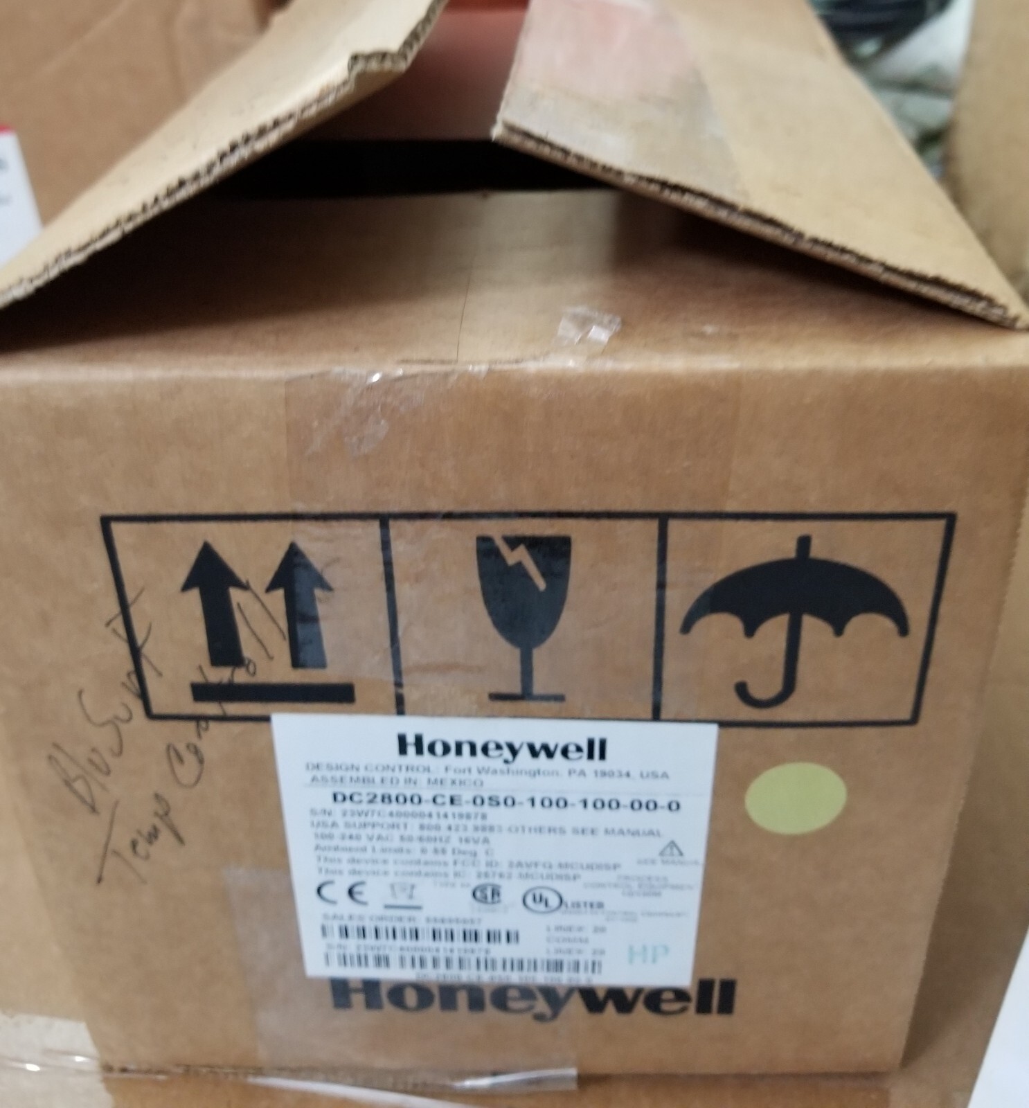 Surplus NEW HONEYWELL UDC2800 /DC2800-CE-0S0-100-100-00-0 Temp Controller