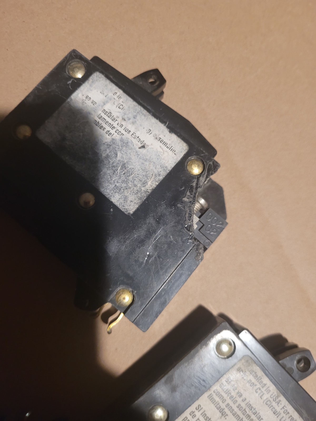 Square D QO2020 – 20 Amp Single-Pole Circuit Breaker small broken area