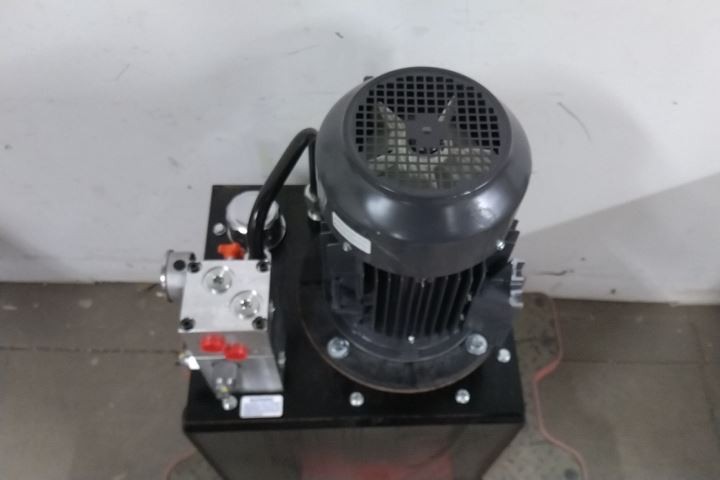 Monarch T94C405C93F0-01 5 HP 1800 RPM 208-230/460VAC 15 Gal Hydraulic Power Unit