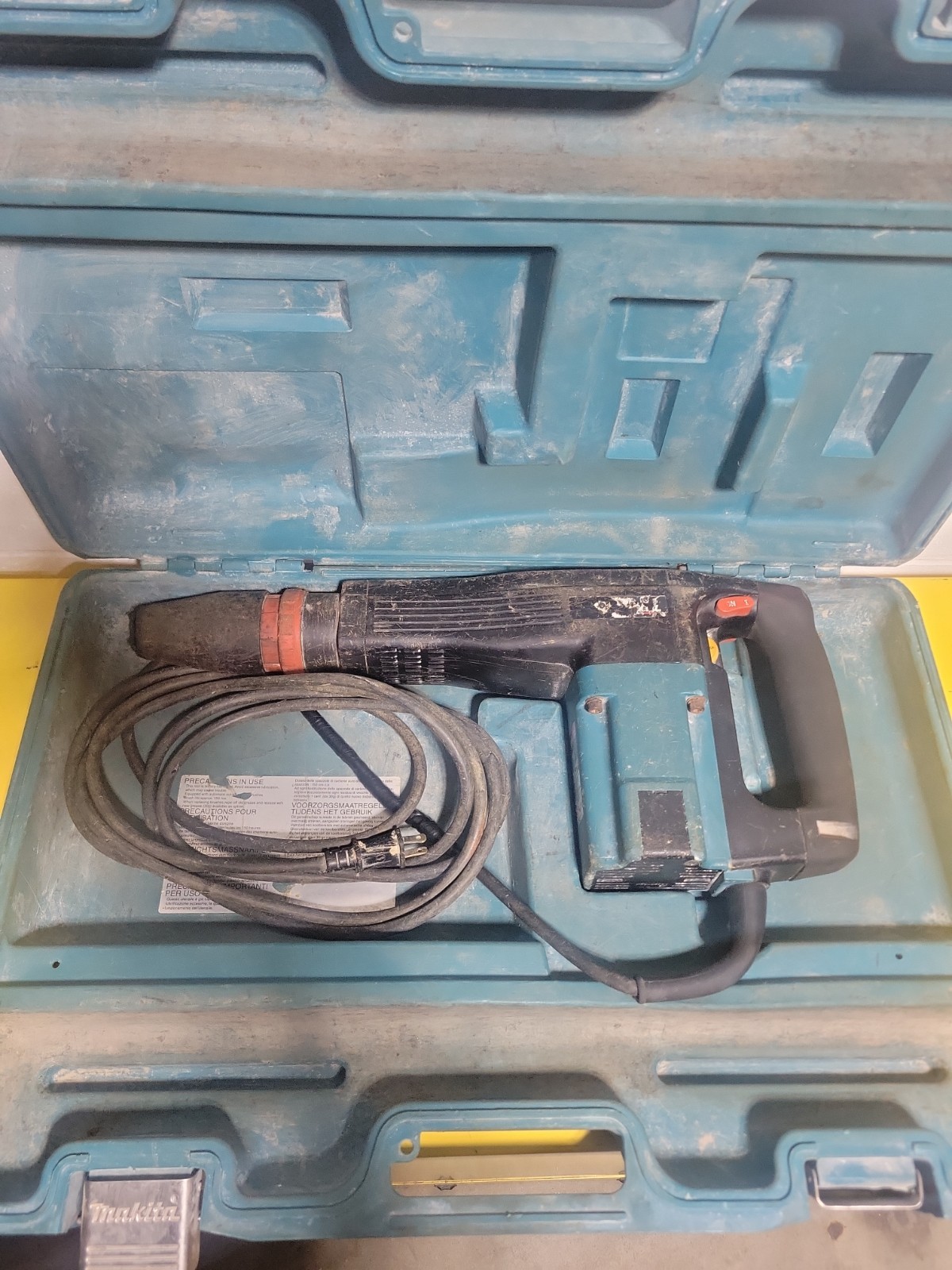 Makita HM1100C Corded Electric Demolition Jack Hammer Breaker Chip Gun W/ Case