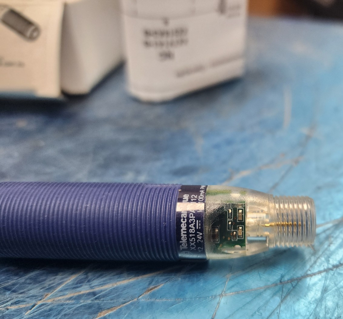 🤠 NEW TELEMECANIQUE ULTRASONIC PROXIMITY SENSOR 12/24 VDC XX518A3PAM12