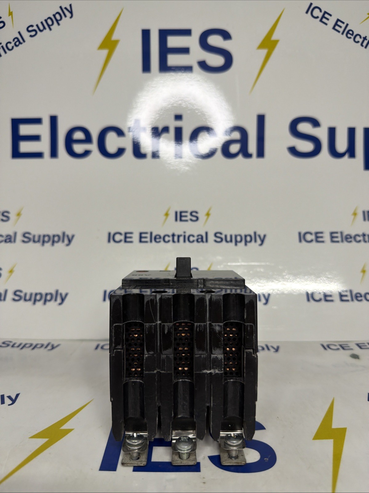 ABB CAT: No. TEY330 30 A 3 P Circuit Breaker