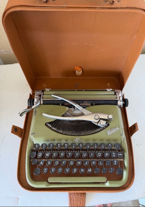 1957 Olympia Kolibri Portable Manual Typewriter – Green w/ Hard Case