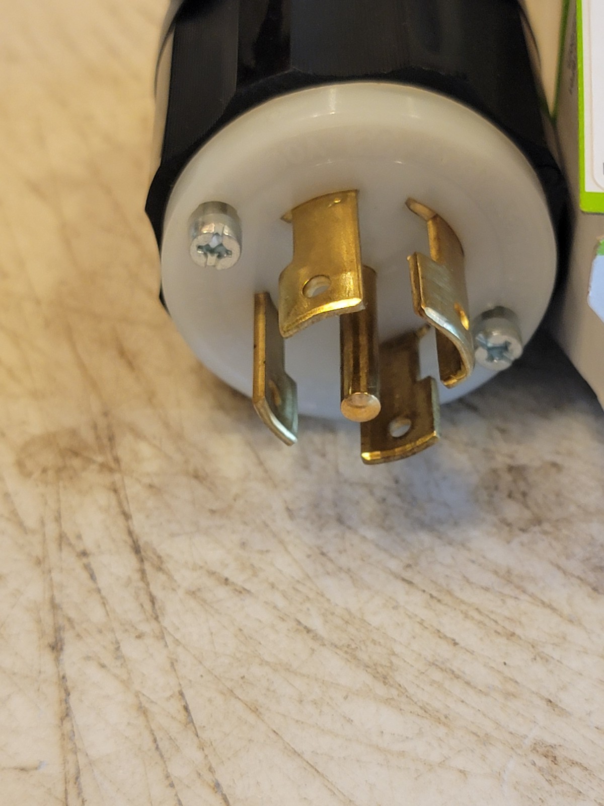 LEVITON 2811 30-AMP 120/208V 4-POLE, 5-WIRE, LOCKING PLUG GROUNDING