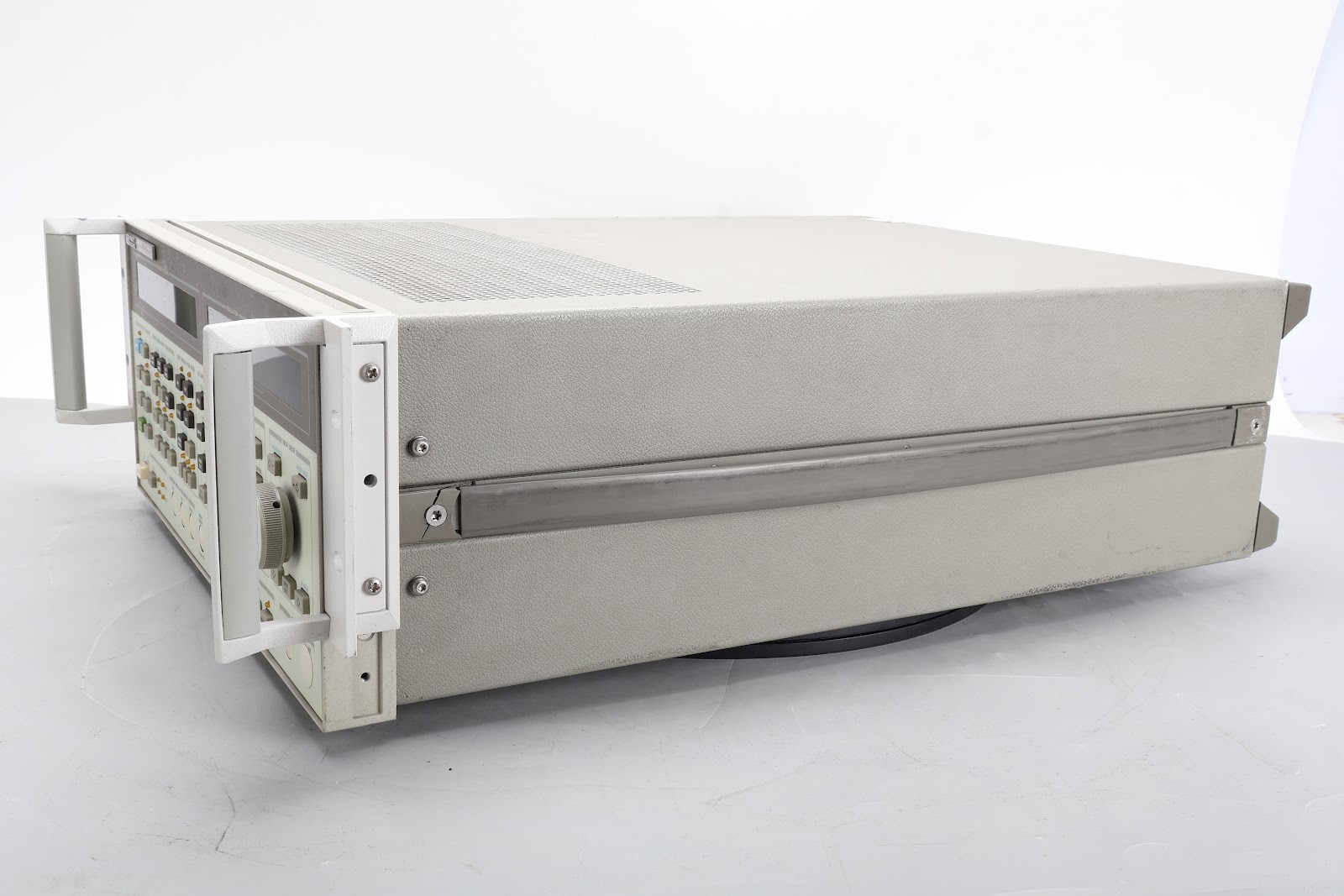 HP 8644B 0.26 – 1030Mhz Synthesized Signal Generator Option 003 and 005 – AS IS