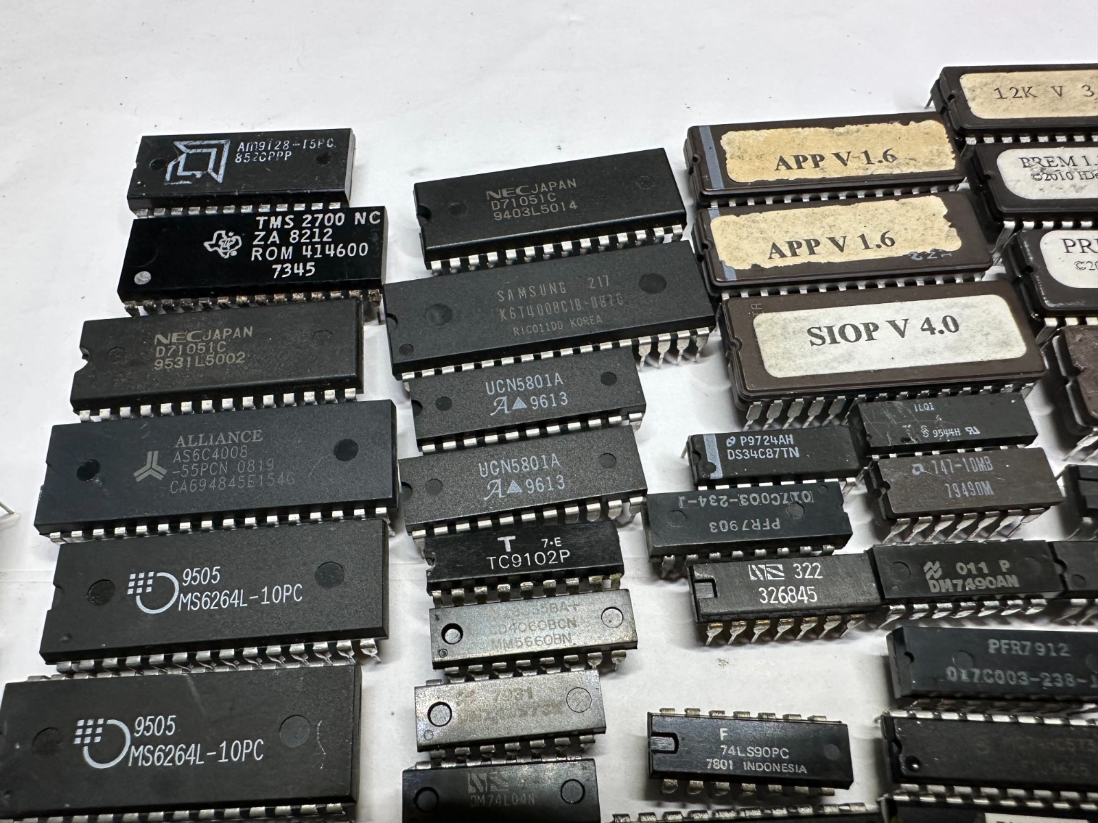 VINTAGE BIOS, FIRMWARE, EPROM ETC. IC Lot Of 190Pcs, AS-IS UNTESTED, Gold Scrap