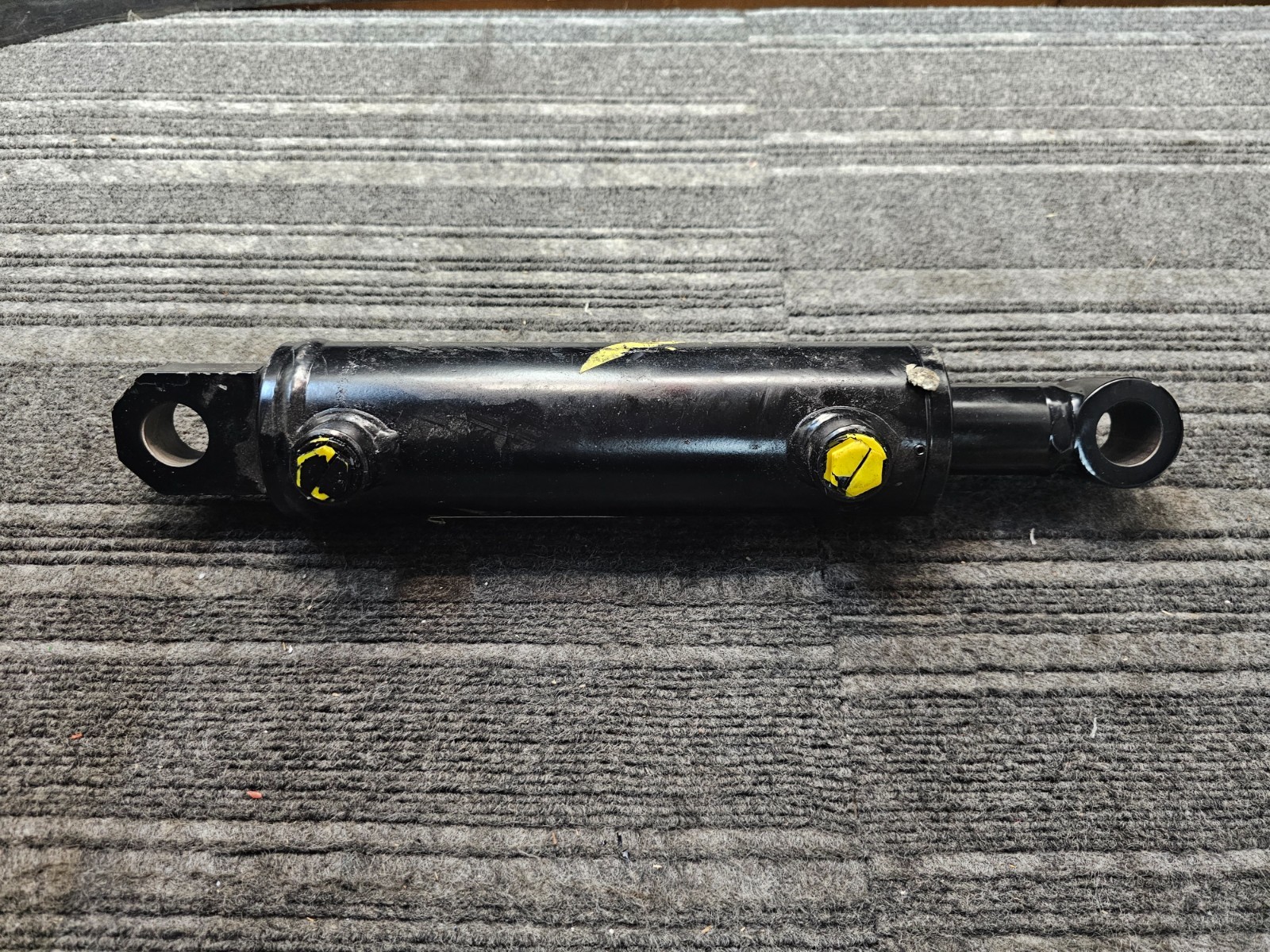 Hydraulic Welded Cylinder 2.89″ OD x 16″ Retracted x 1.52″ Rod 85510 1256445