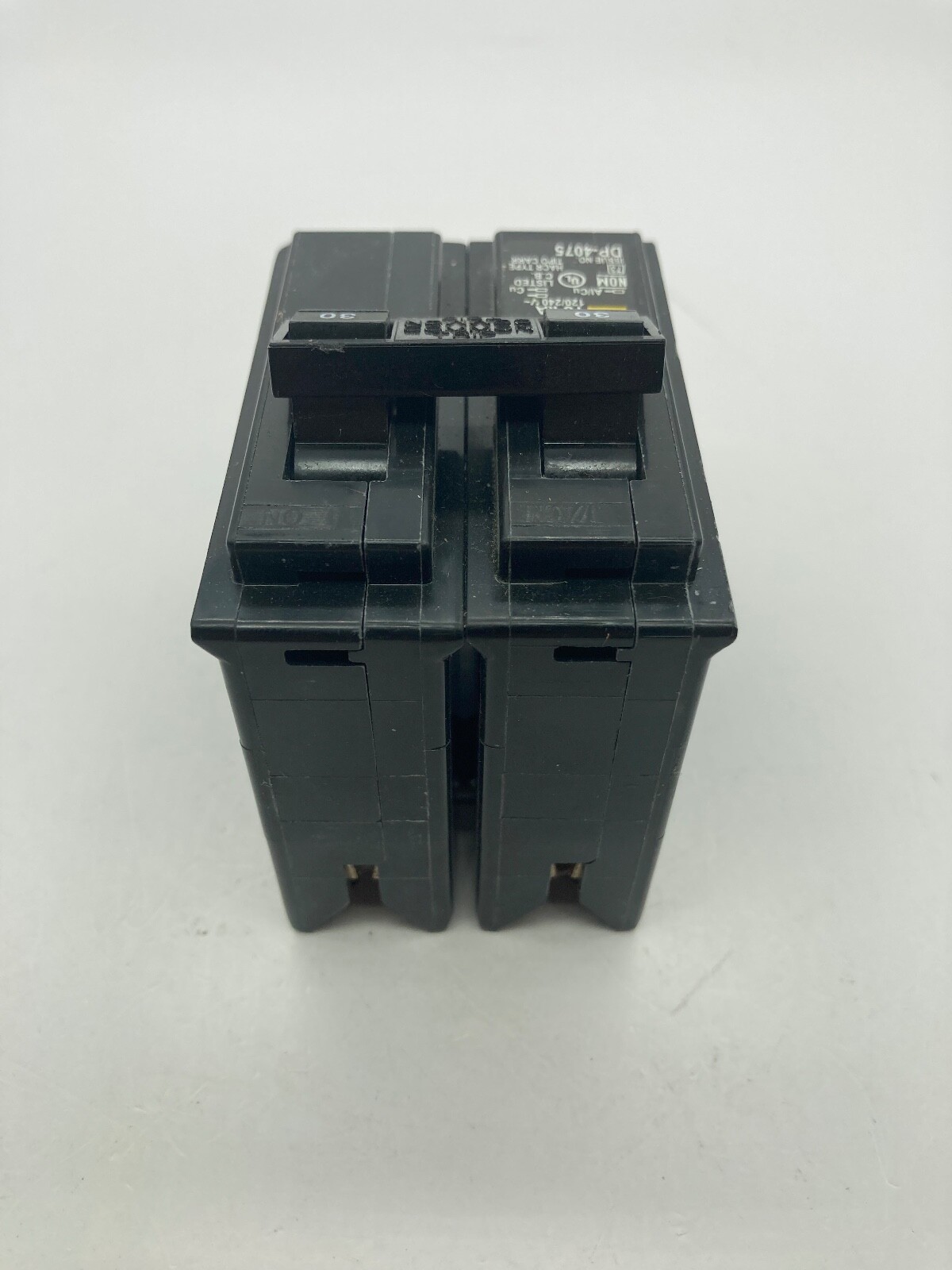 Square D Homeline HOM230 2 Pole 30 Amp 120 240V Type HOM Plug In Circuit Breaker