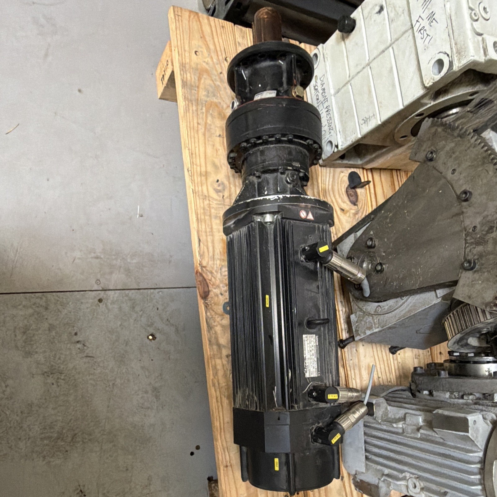 Lenze MDFKABS090-22 3-Phase AC Servo Motor 390V 6.9kW 3480RPM IP54
