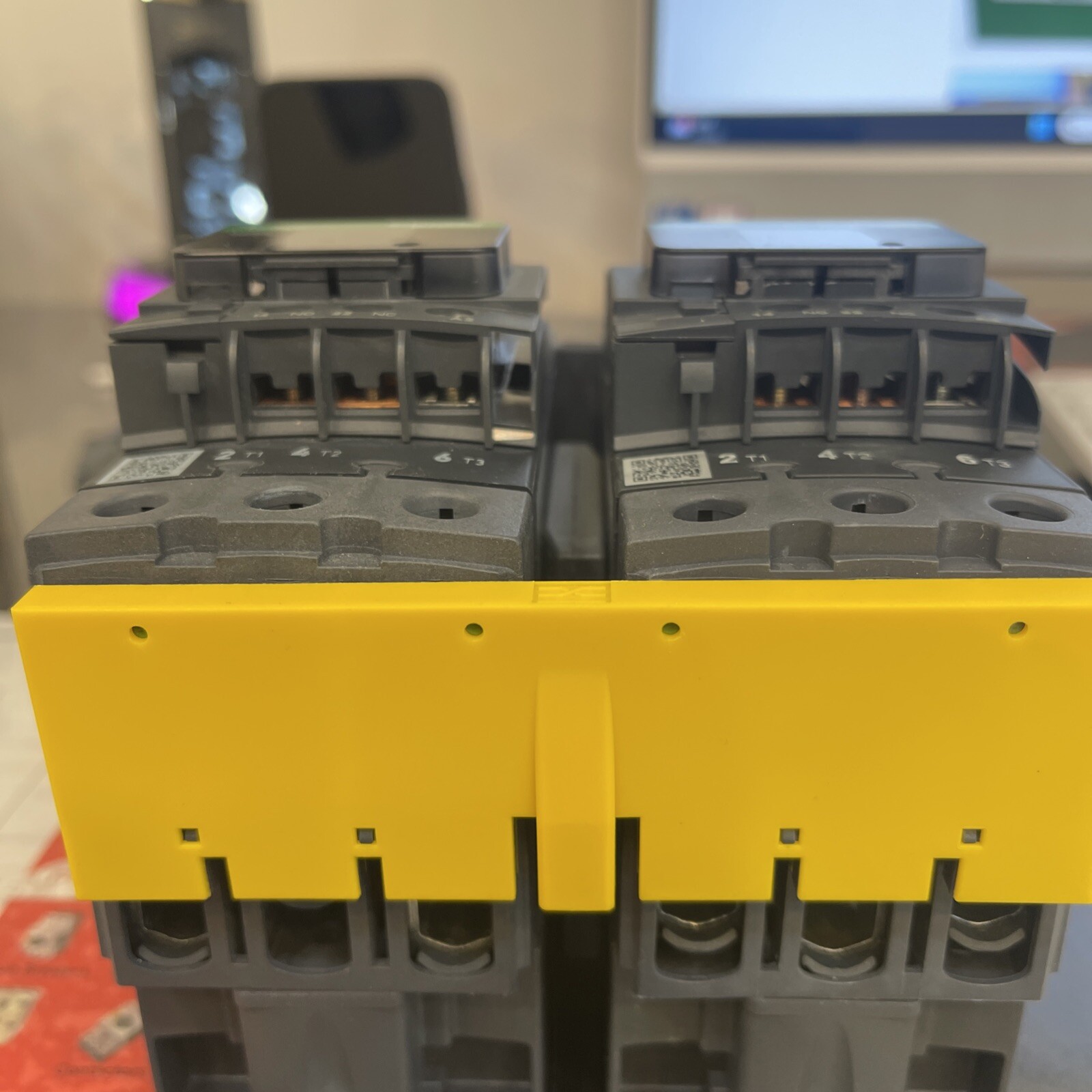 LC2D40AF7. 110V50/60HZ. SCHNEIDER REVERSING.