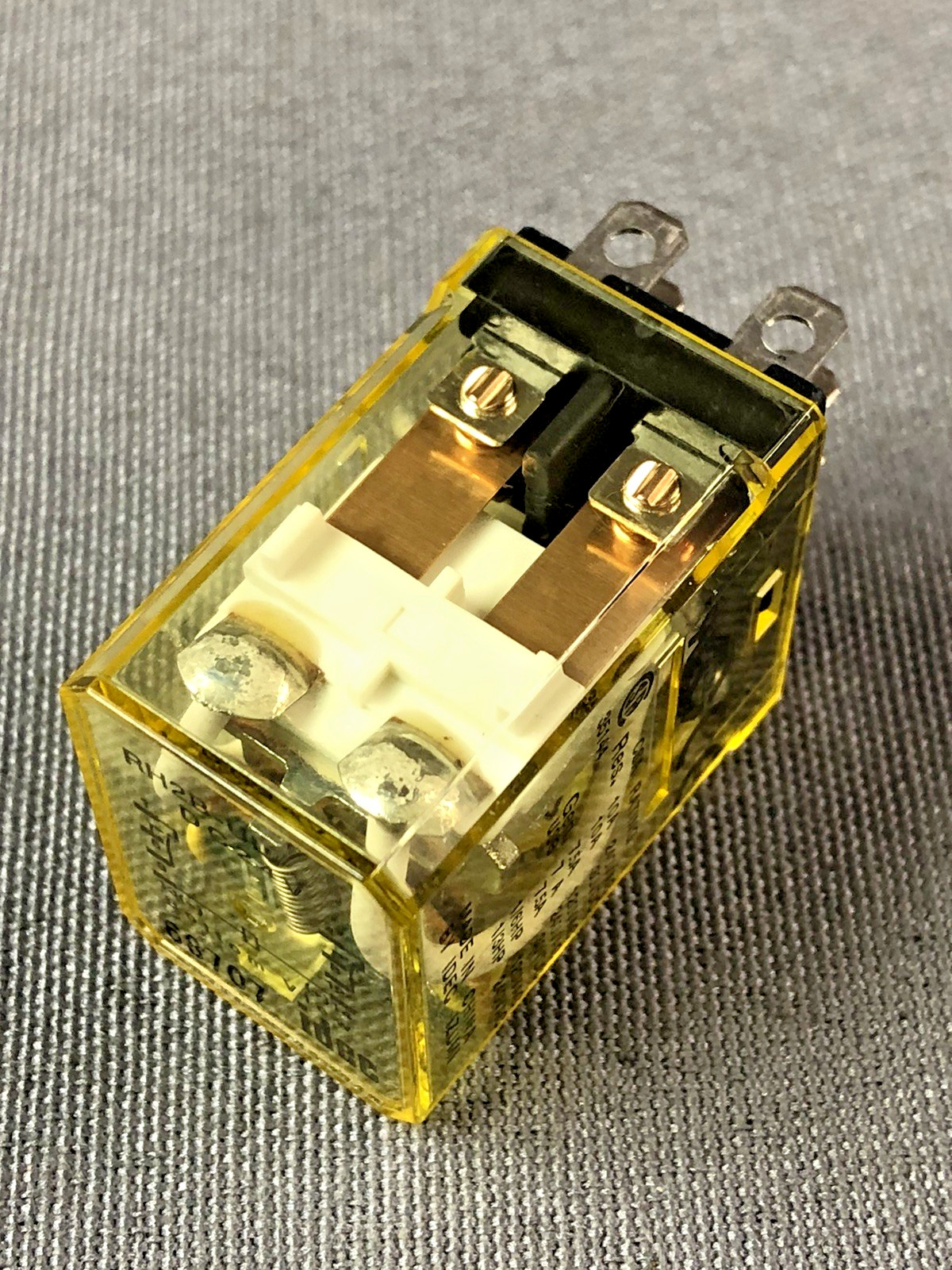 IDEC RH2B-ULDC24V General Purpose Relay Plug-In DPDT 10A 24VDC (Flat Shipping)