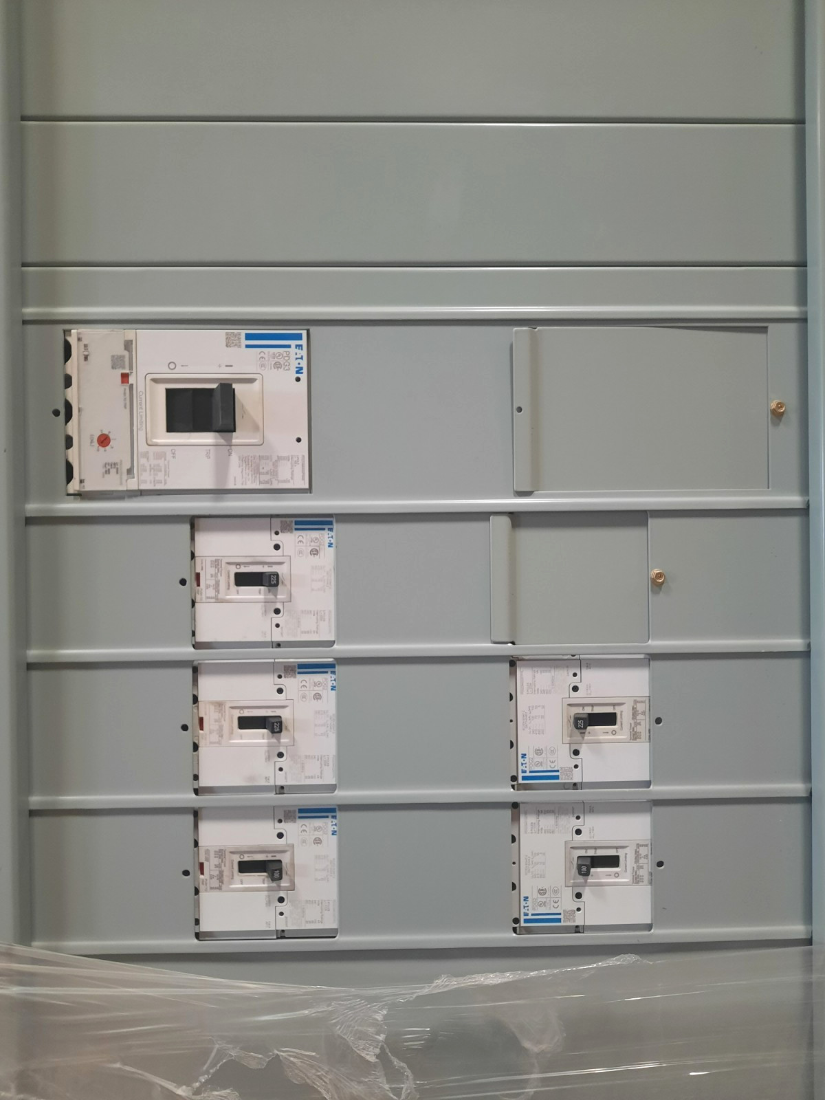 Eaton PRLX Switchboard – 2000A 480/277V 3PH 4W MLO – Indoor – NEW