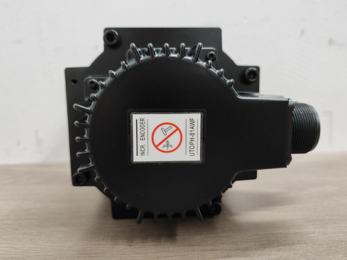 NEW YASKAWA SGMG-09A2AB Servo Motor
