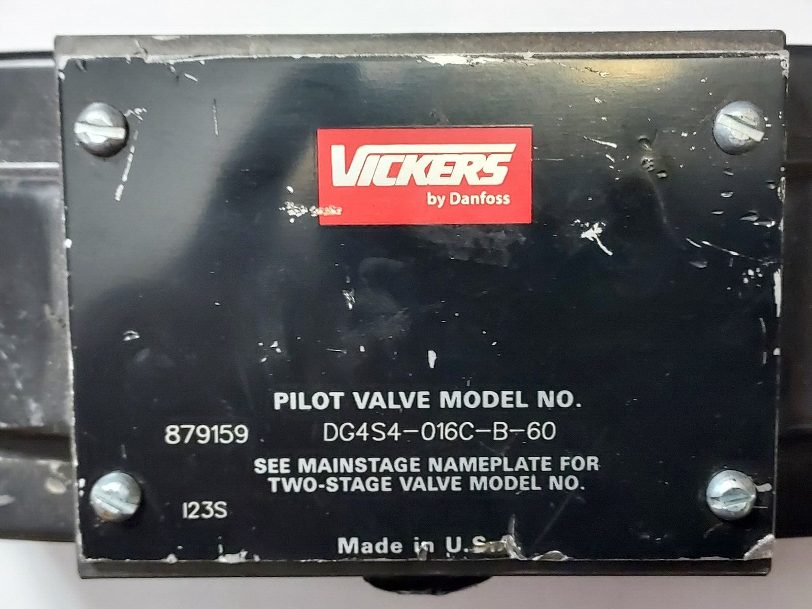 Vickers Pilot Valve 879159 DG4S4-016C-U-B-60 110V50 .85amp 120V60 .69amp