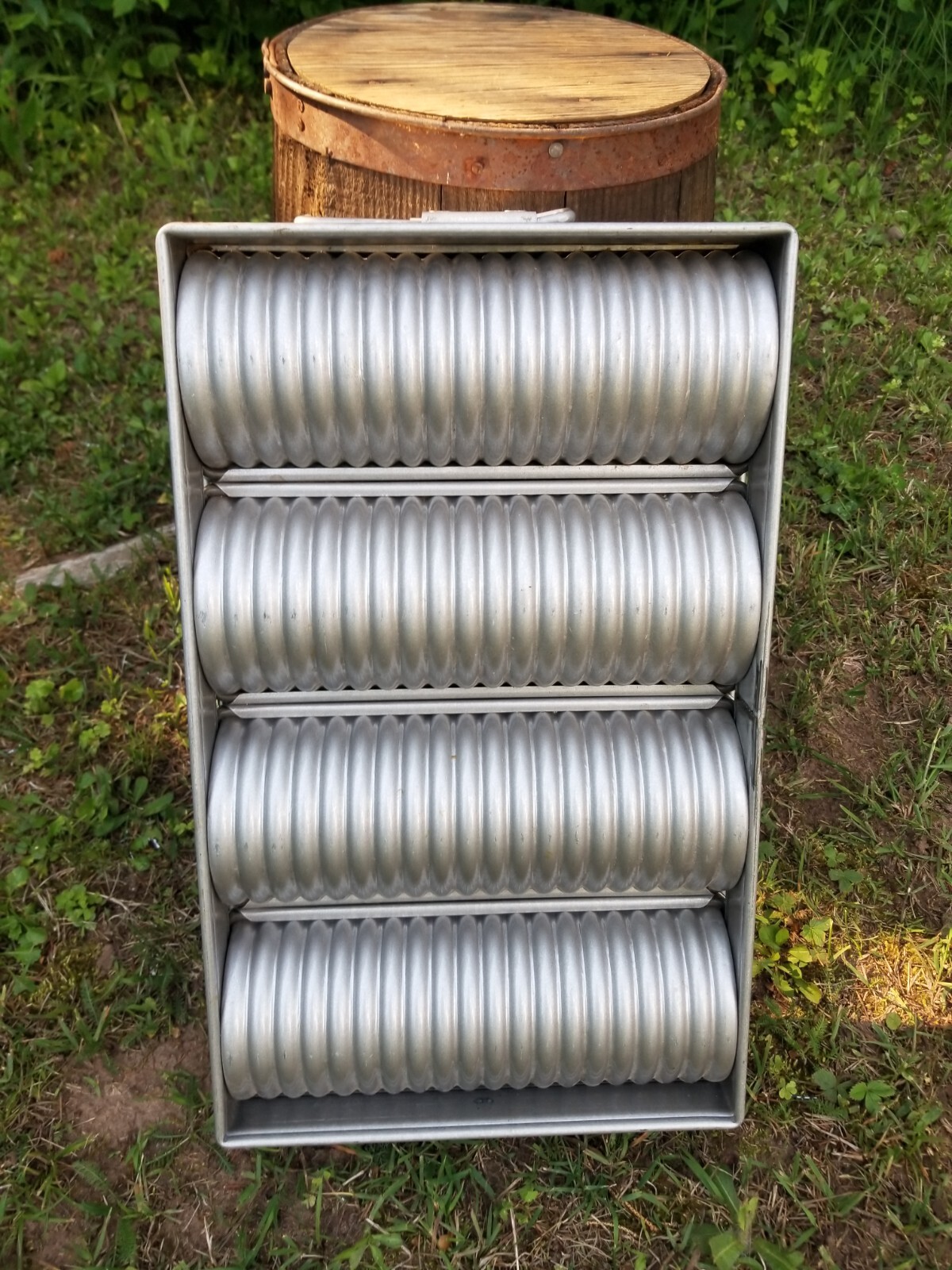 Chicago Metallic 48514 Glazed Aluminized Steel Crimped Round 4 Loaf Bread Pan