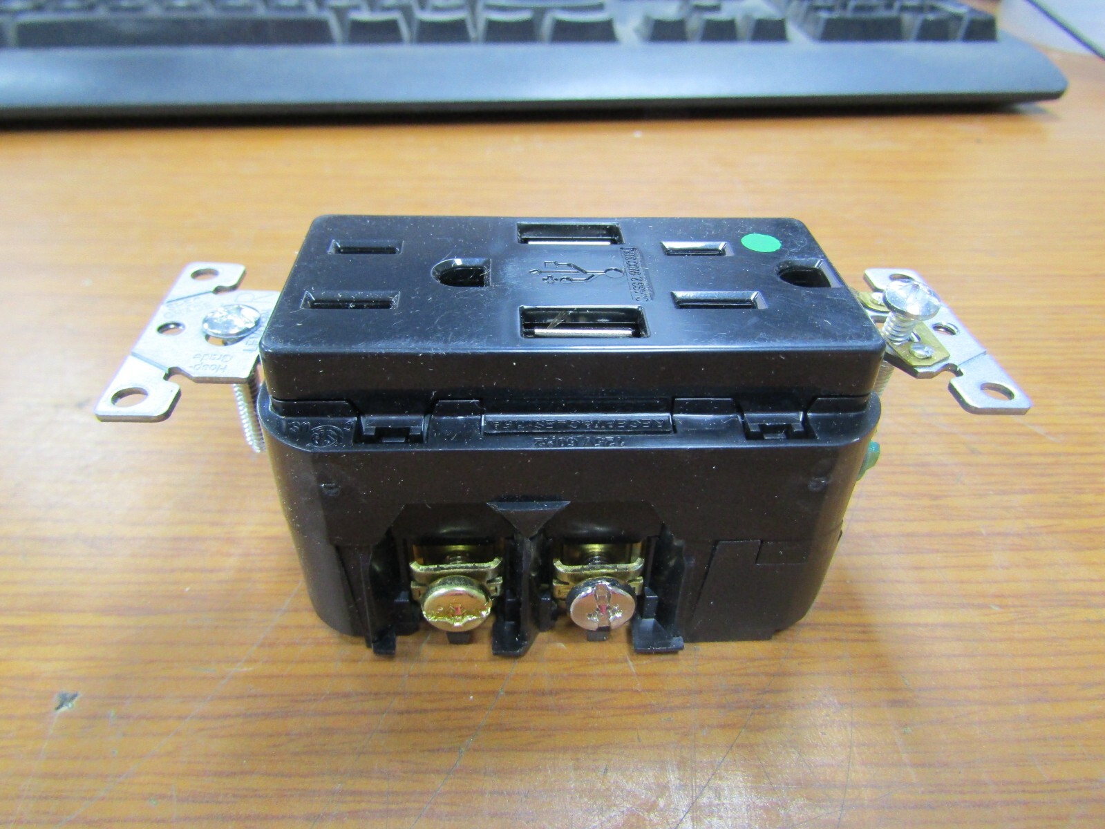 💥NEW LEVITON 15 AMP BLACK COMBO USB / RECEPTACLE 125 VAC T5632-HGE