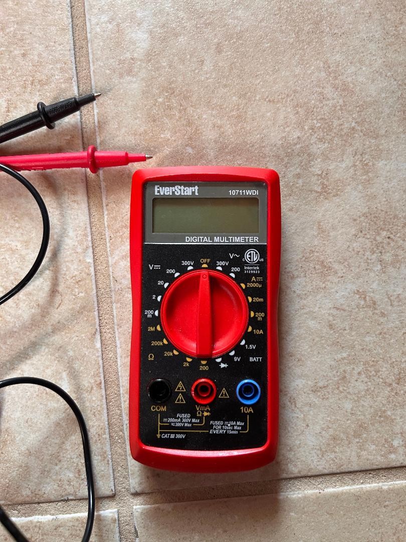 EverStart 300V Digital Multimeter 10711WDI – Black and Red Great Condition