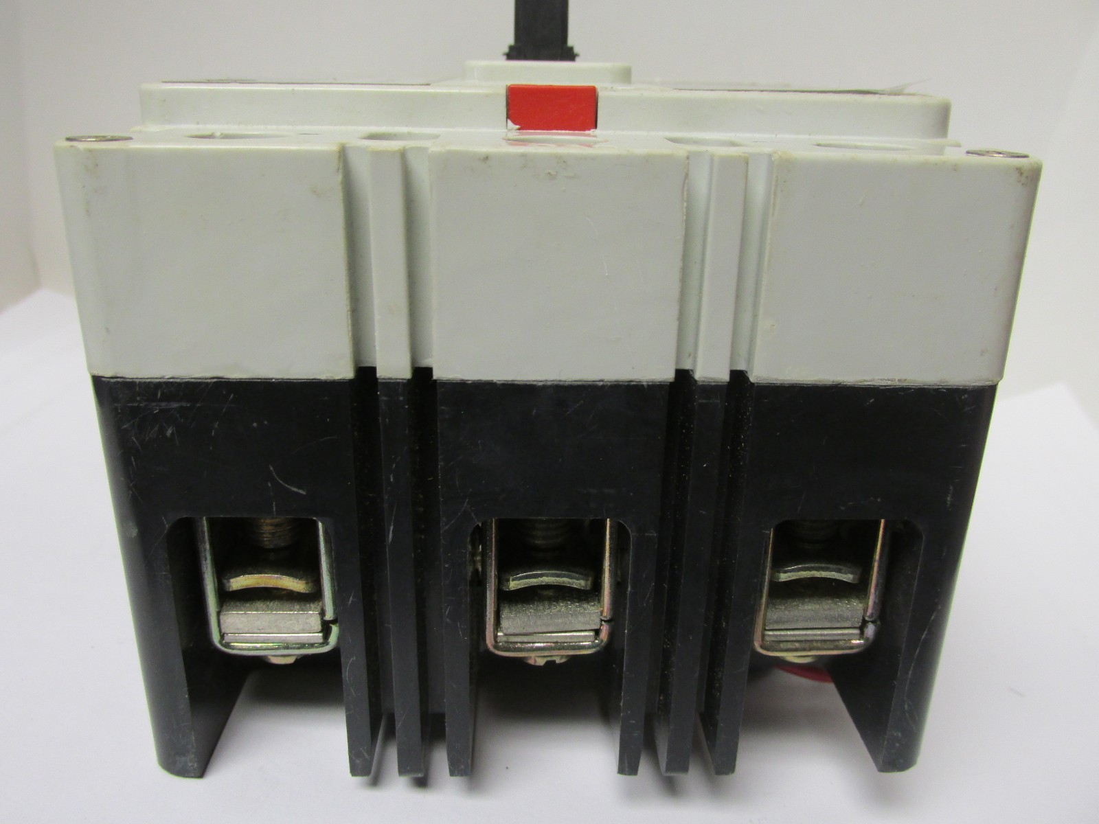 * CUTLER HAMMER 3 POLE 7 AMP HMCP007C0C CIRCUIT BREAKER W/AUX …….. VA-135A