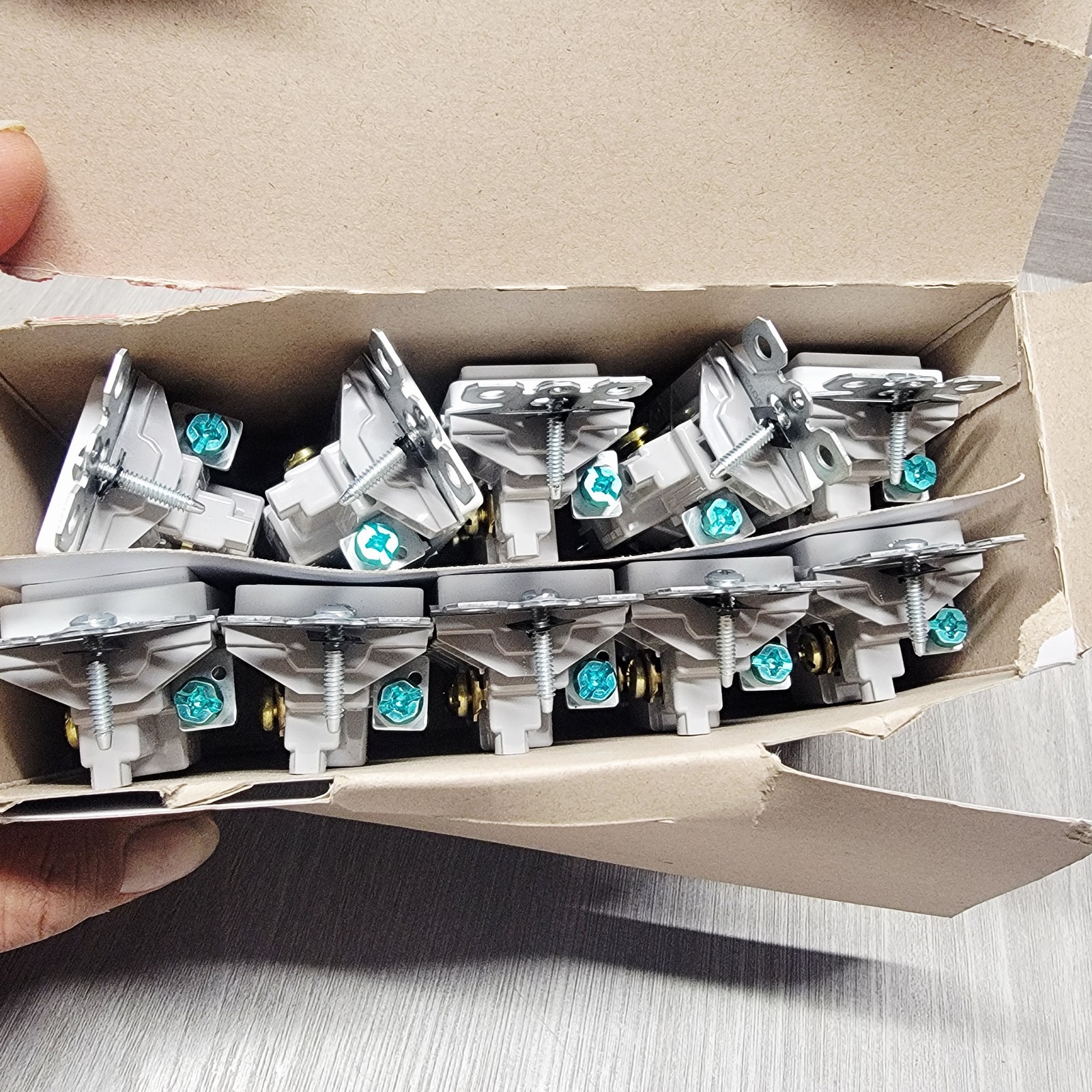 Box of 10 – Legrand TM870W Switch 1Pole Side Push & Back Wire 15A 120/277VAC