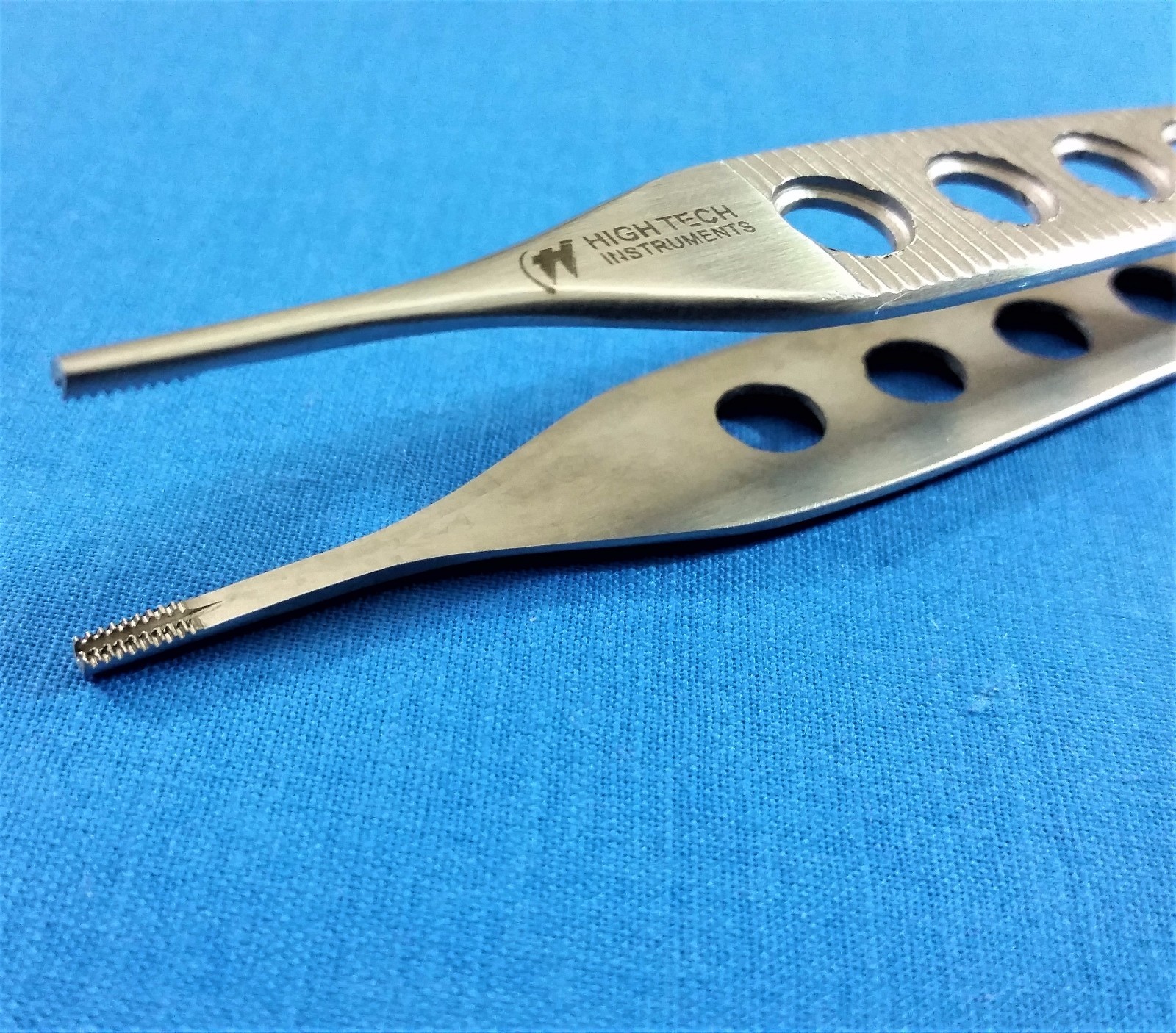 GOLD HANDLE O.R GRADE ADSON BROWN TISSUE FORCEPS 9X9T FENESTRATED HANDLE 4.75″