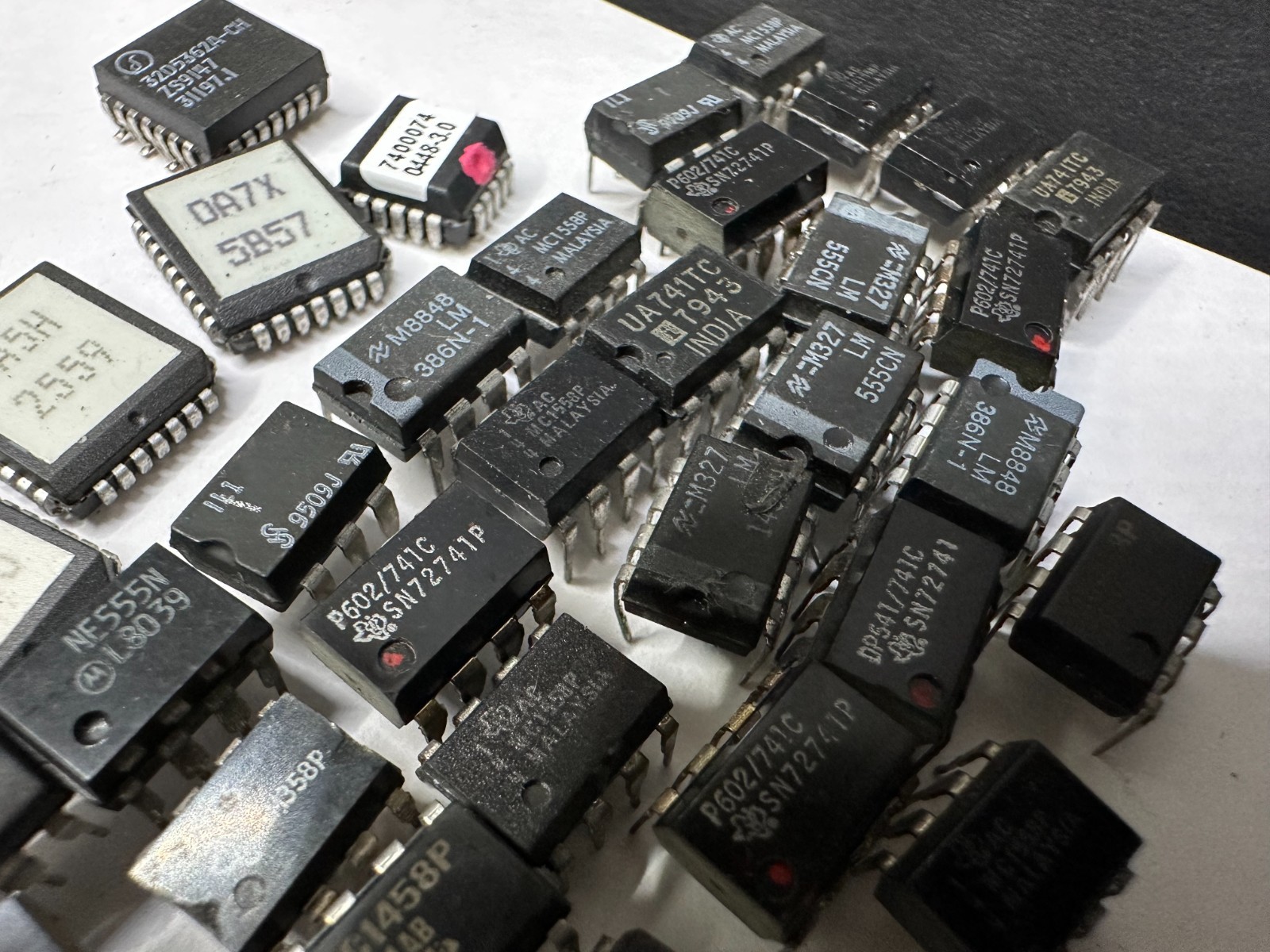 VINTAGE BIOS, FIRMWARE, EPROM ETC. IC Lot Of 190Pcs, AS-IS UNTESTED, Gold Scrap