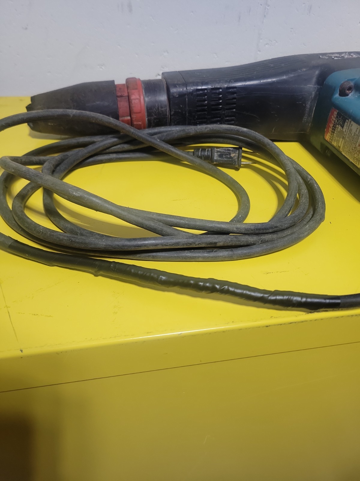 Makita HM1100C Corded Electric Demolition Jack Hammer Breaker Chip Gun W/ Case