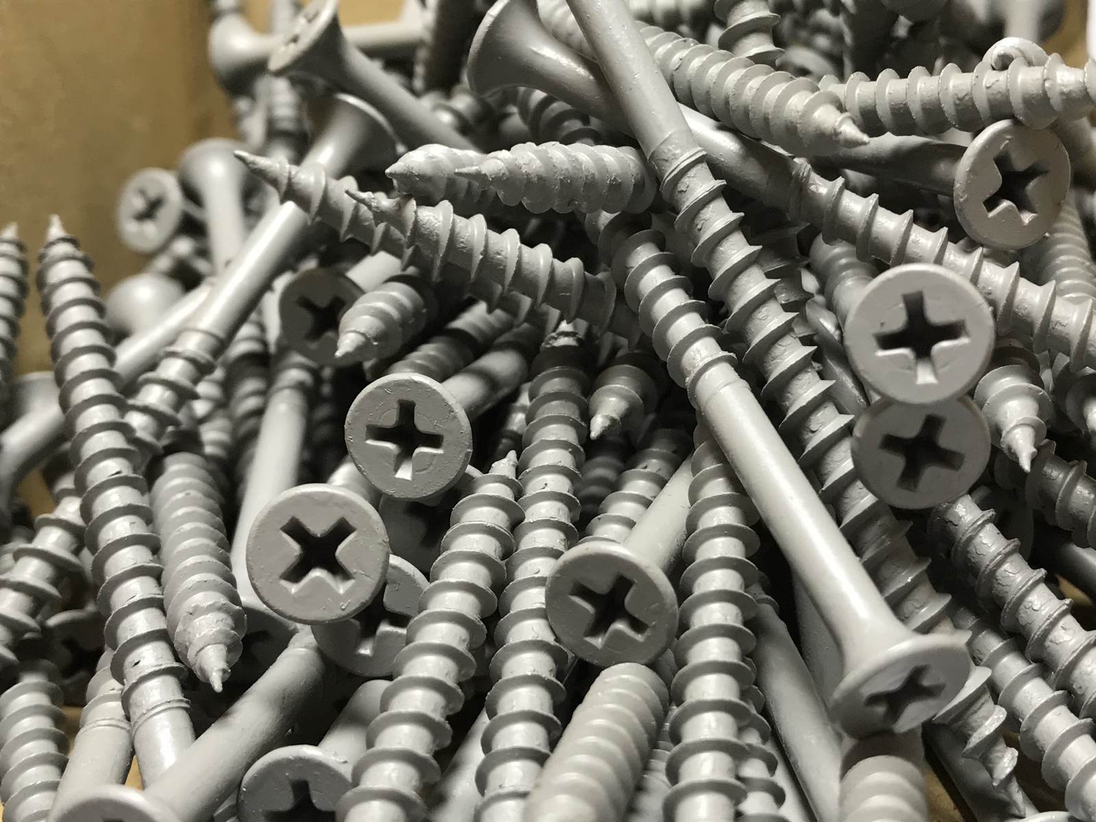EVERBILT 600 PC 9lb 6oz Premium Grey Deck Screws #10 x 3″ Natural Cedar / Pine