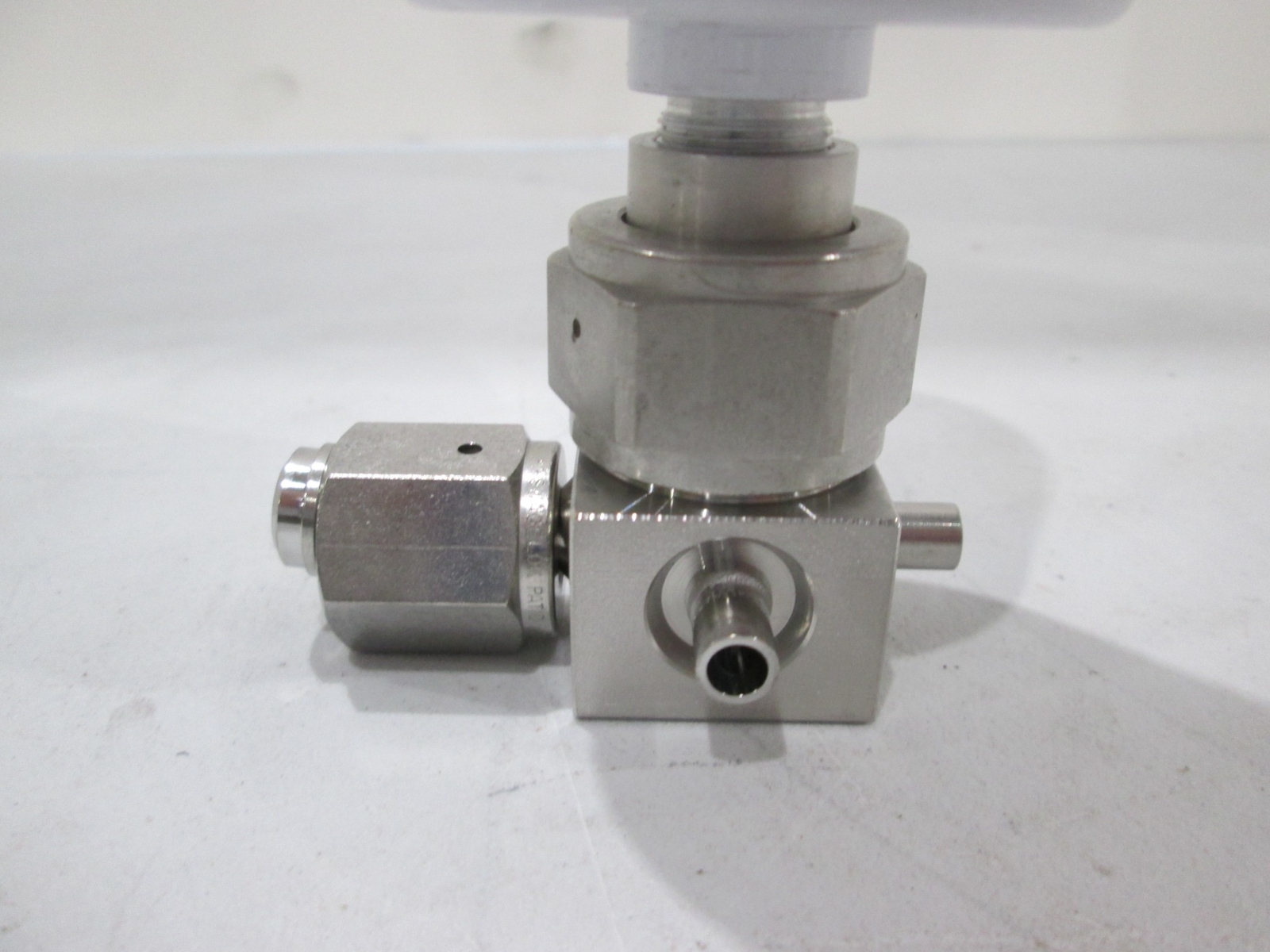 Nupro, 6LV-HDB111P-C, 3 Way High Pressure Valve, Butt End Weld/ FVCR, Used