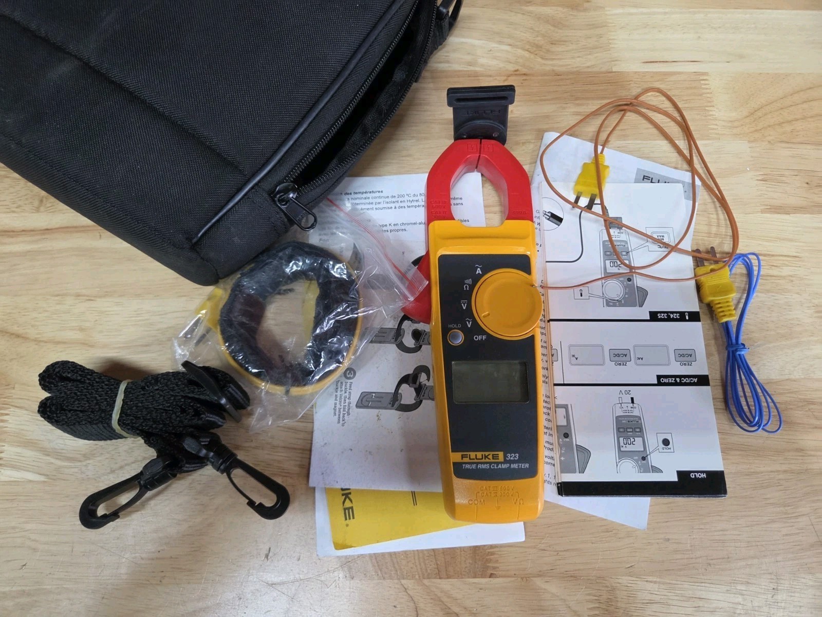 Fluke 323 True RMS Clamp Meter w/Fluke Leads & Case